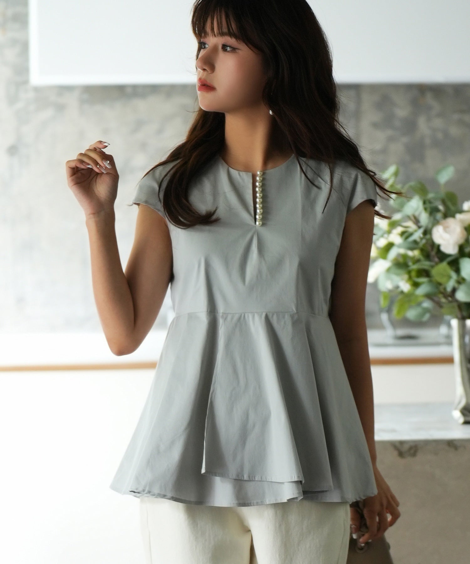 パール付きキーネックペプラムブラウスsdp0076 グレー – [公式]SAISON