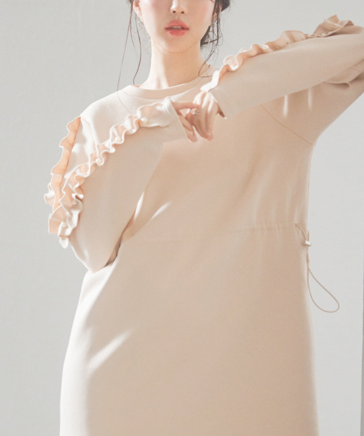 フリルとパールスリーブポンチ素材ワンピースsdp0228 ベージュ