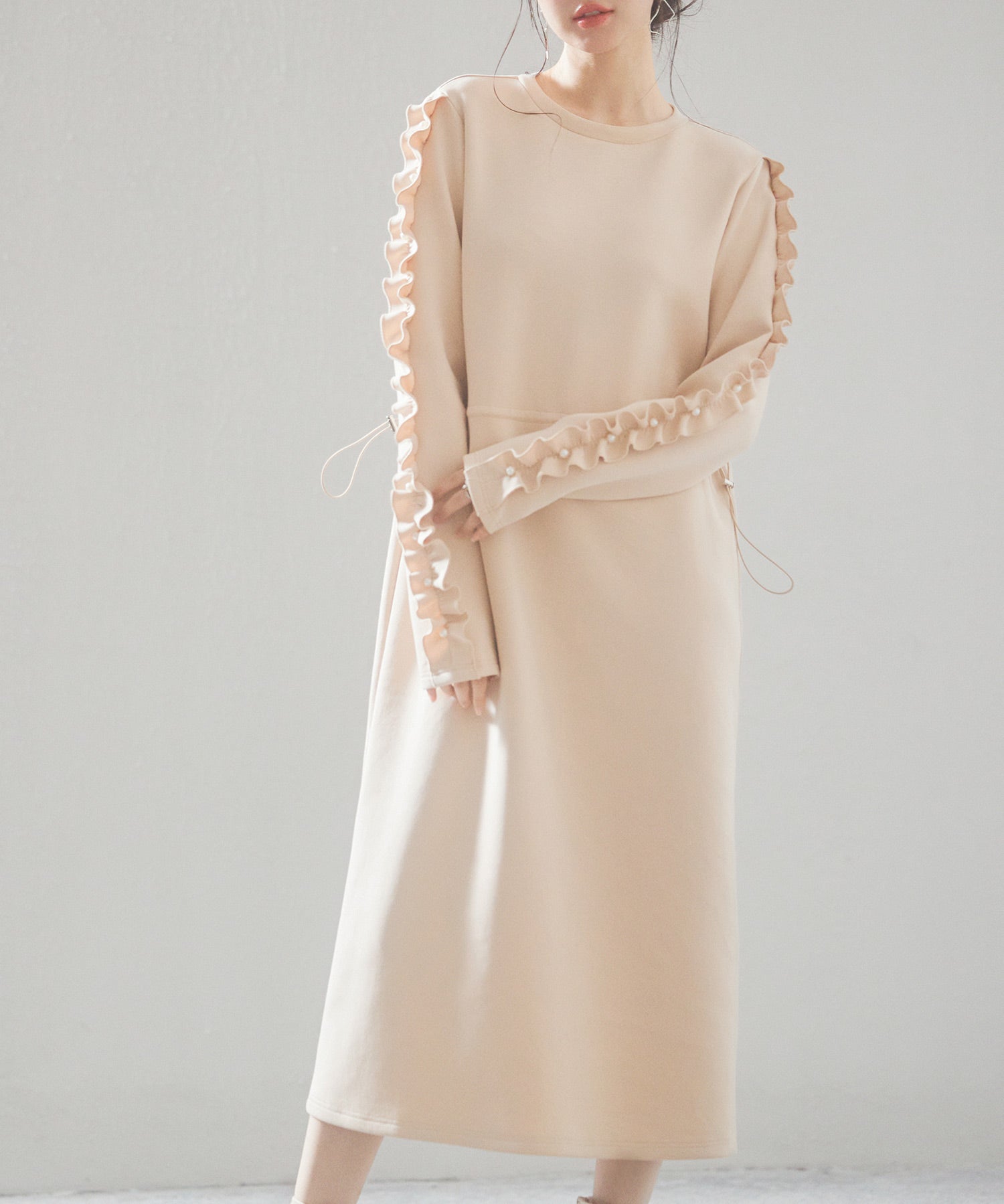 フリルとパールスリーブポンチ素材ワンピースsdp0228 ベージュ