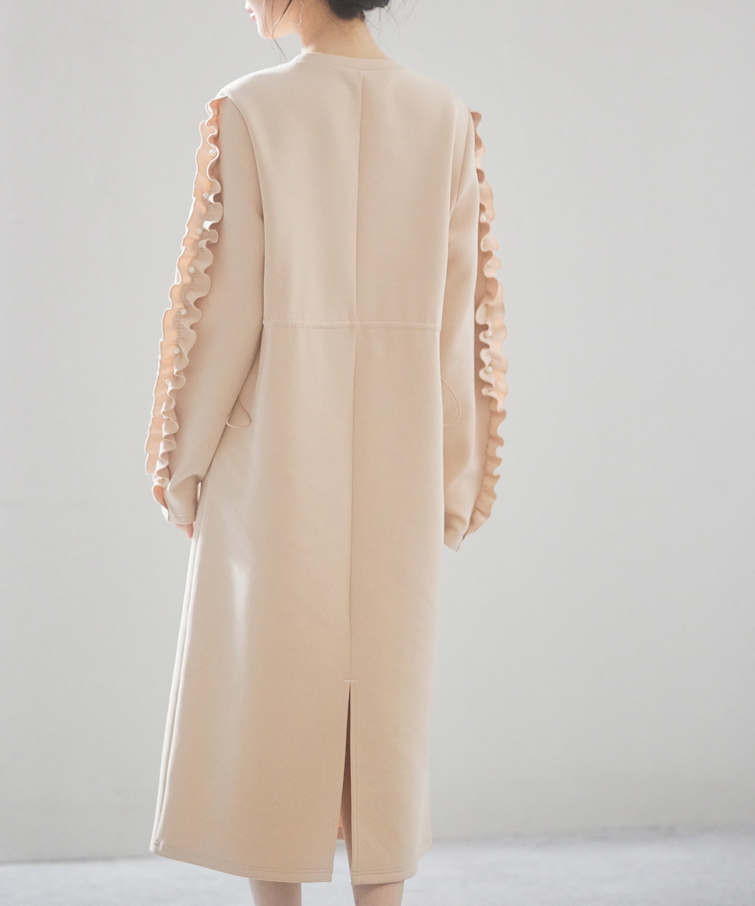 フリルとパールスリーブポンチ素材ワンピースsdp0228 ベージュ