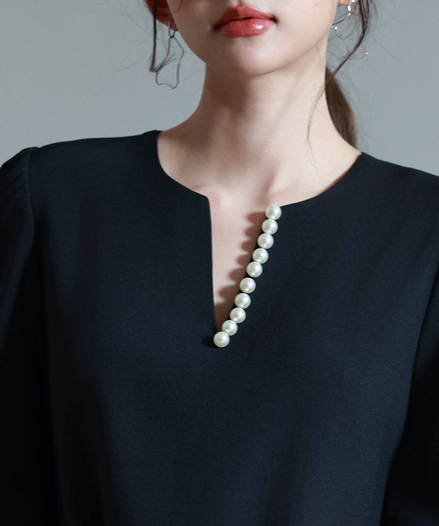 パール付きキーネックブラウスsdp0275 ブラック