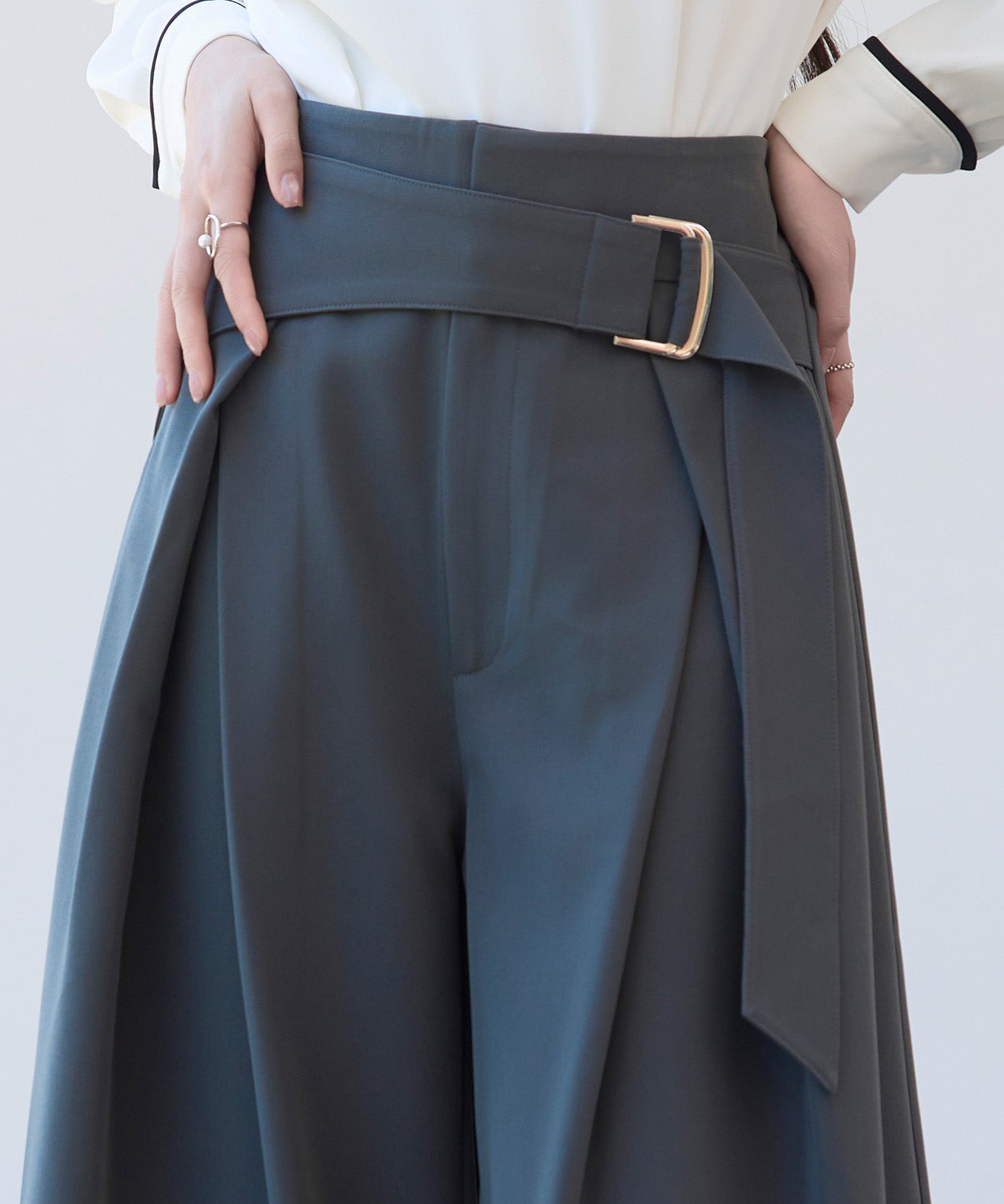 太めの飾りベルトワイドスラックスパンツsdp0322 チャコール