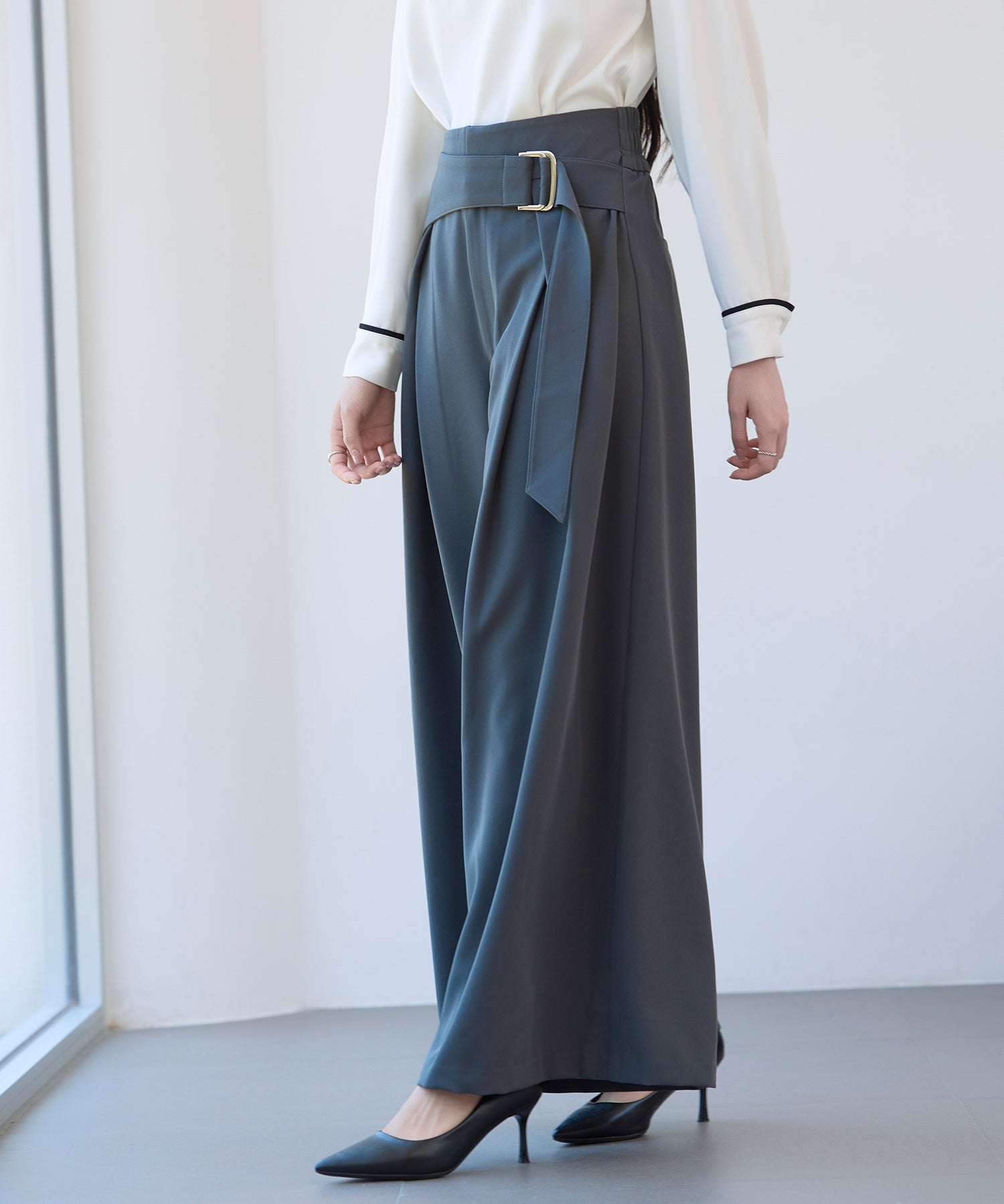 太めの飾りベルトワイドスラックスパンツsdp0322 チャコール