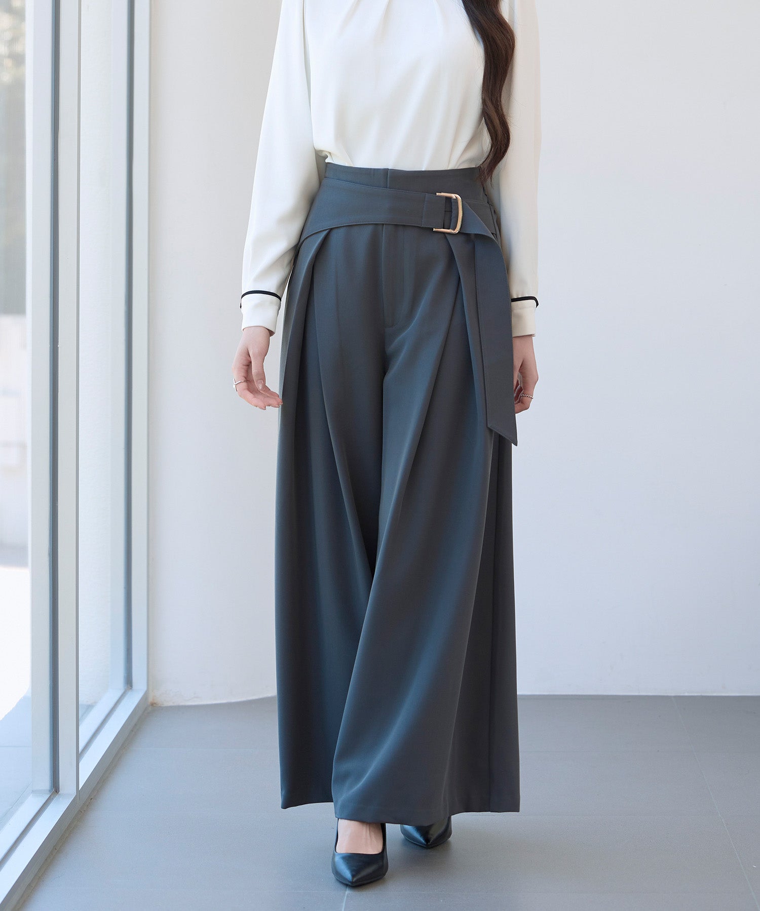 太めの飾りベルトワイドスラックスパンツsdp0322 チャコール