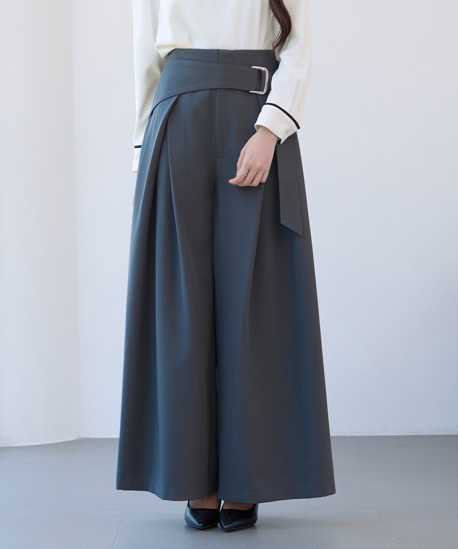 太めの飾りベルトワイドスラックスパンツsdp0322 チャコール