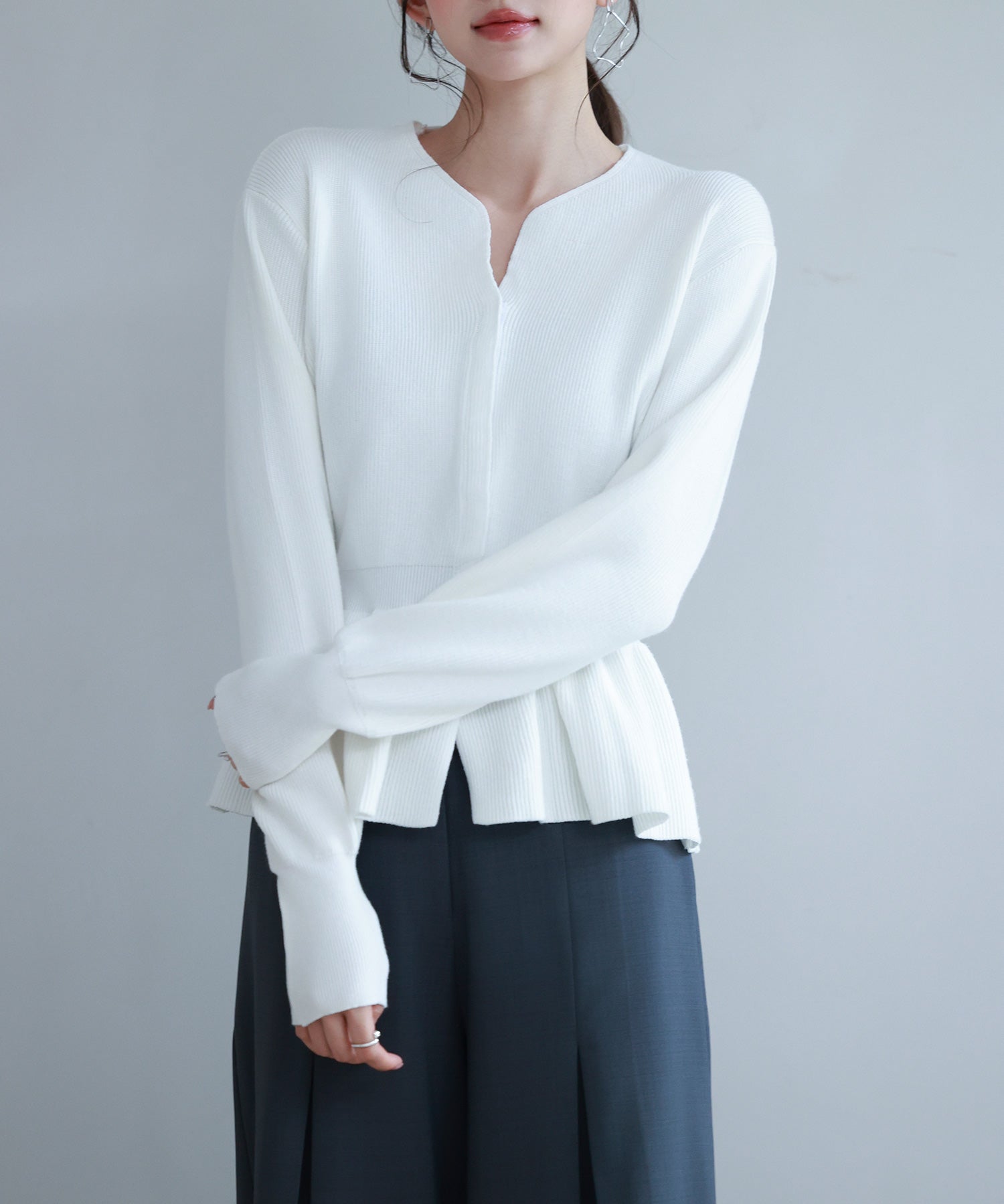 スナップボタンぺプラム裾2wayニットsdp8060 アイボリー