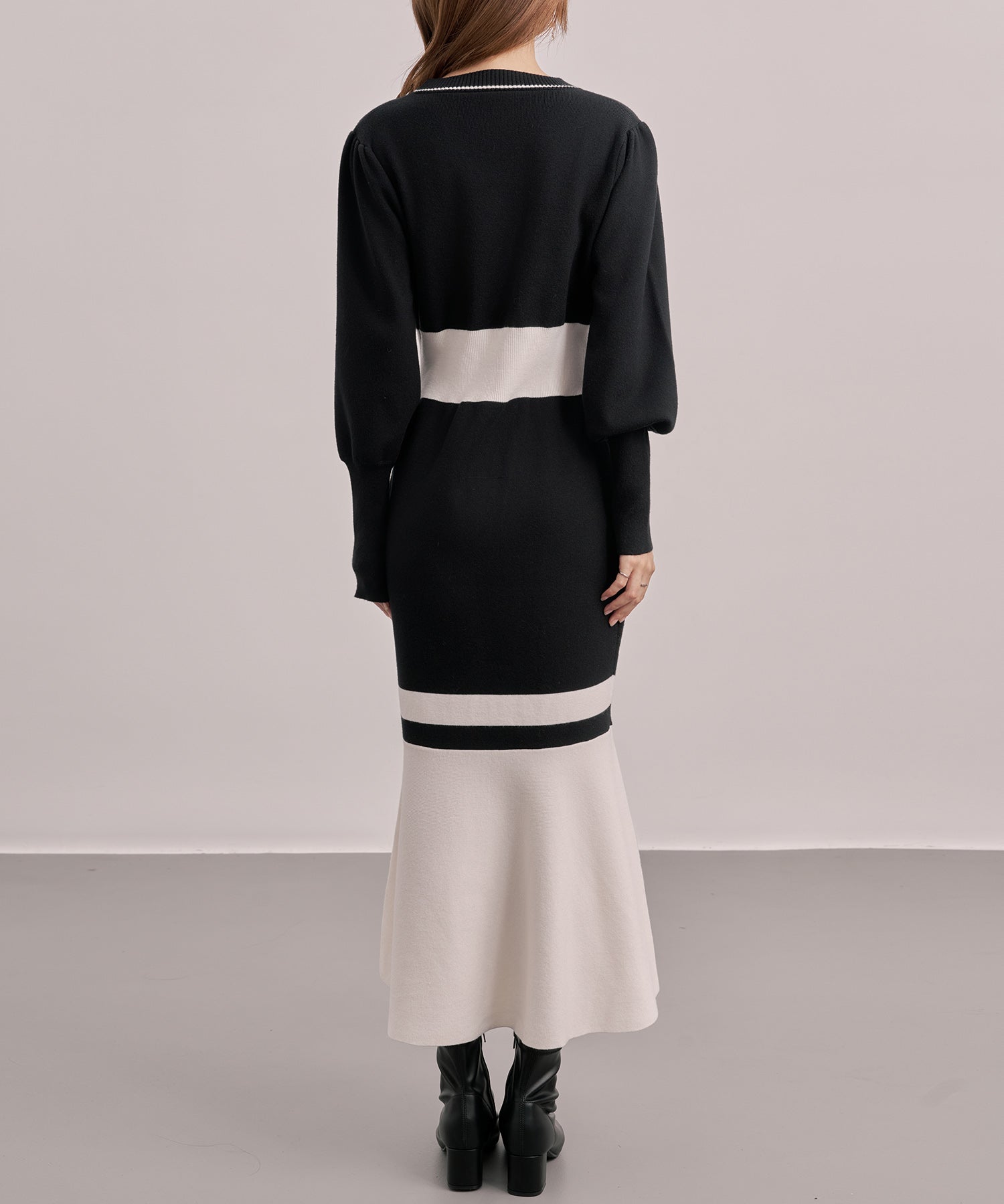 トランペットライン長袖ミディ丈配色ニットワンピース
sdp8103 ブラック