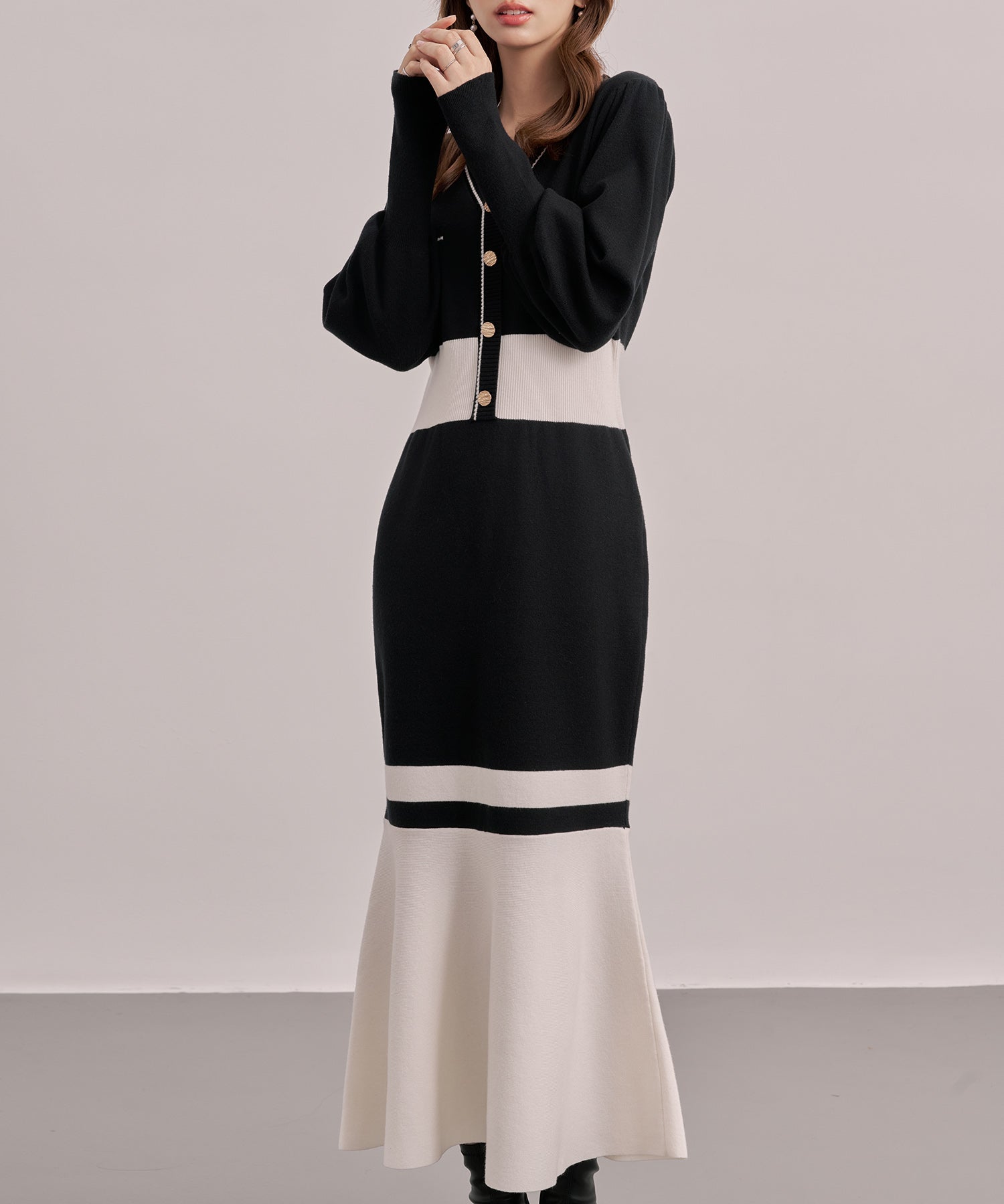 トランペットライン長袖ミディ丈配色ニットワンピース
sdp8103 ブラック