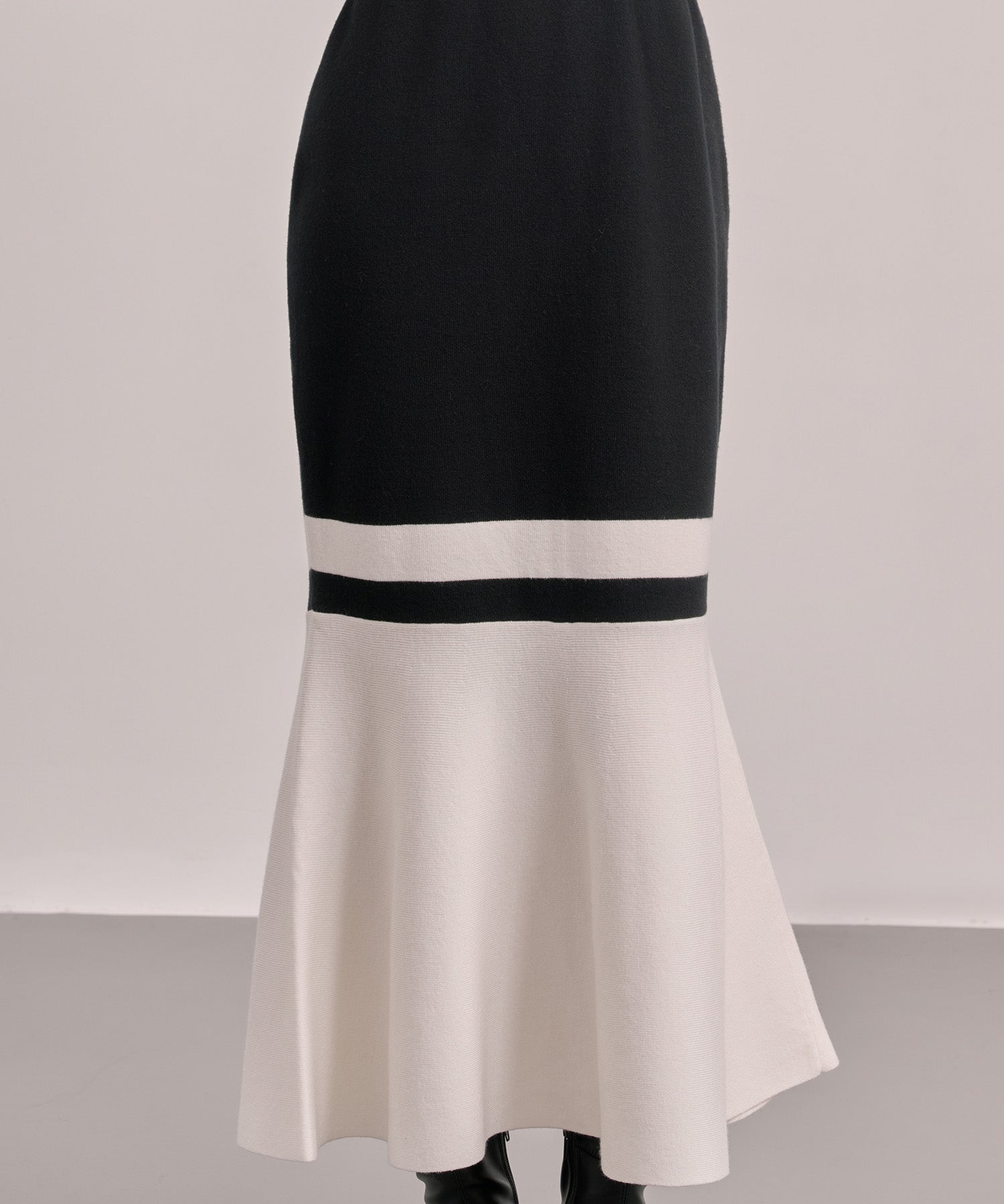 トランペットライン長袖ミディ丈配色ニットワンピース
sdp8103 ブラック