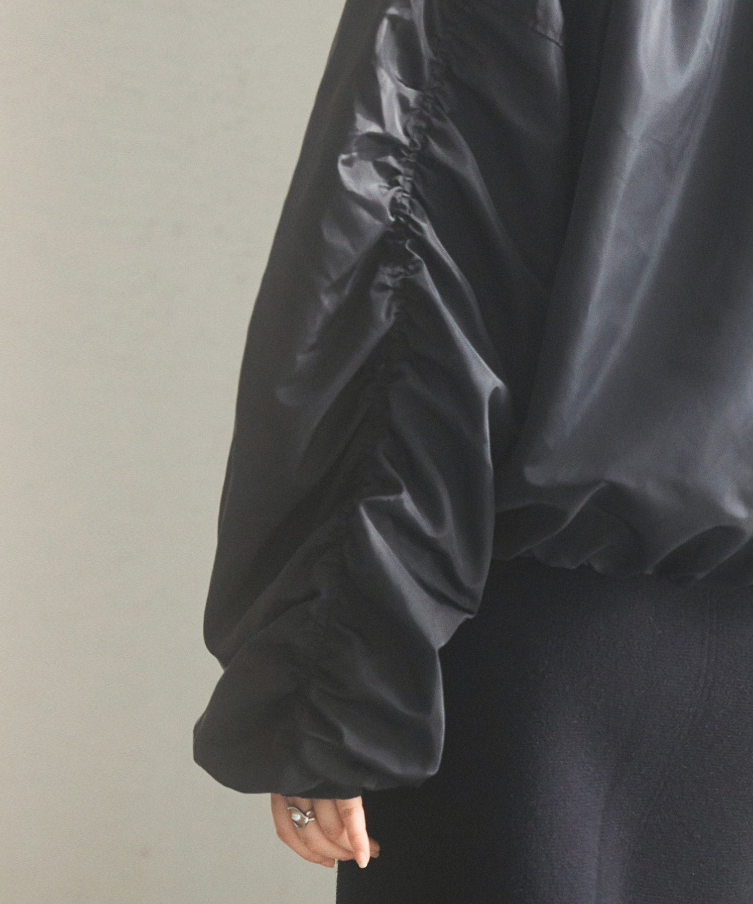 ノーカラー袖ギャザーブルゾンsdprb7010 ブラック