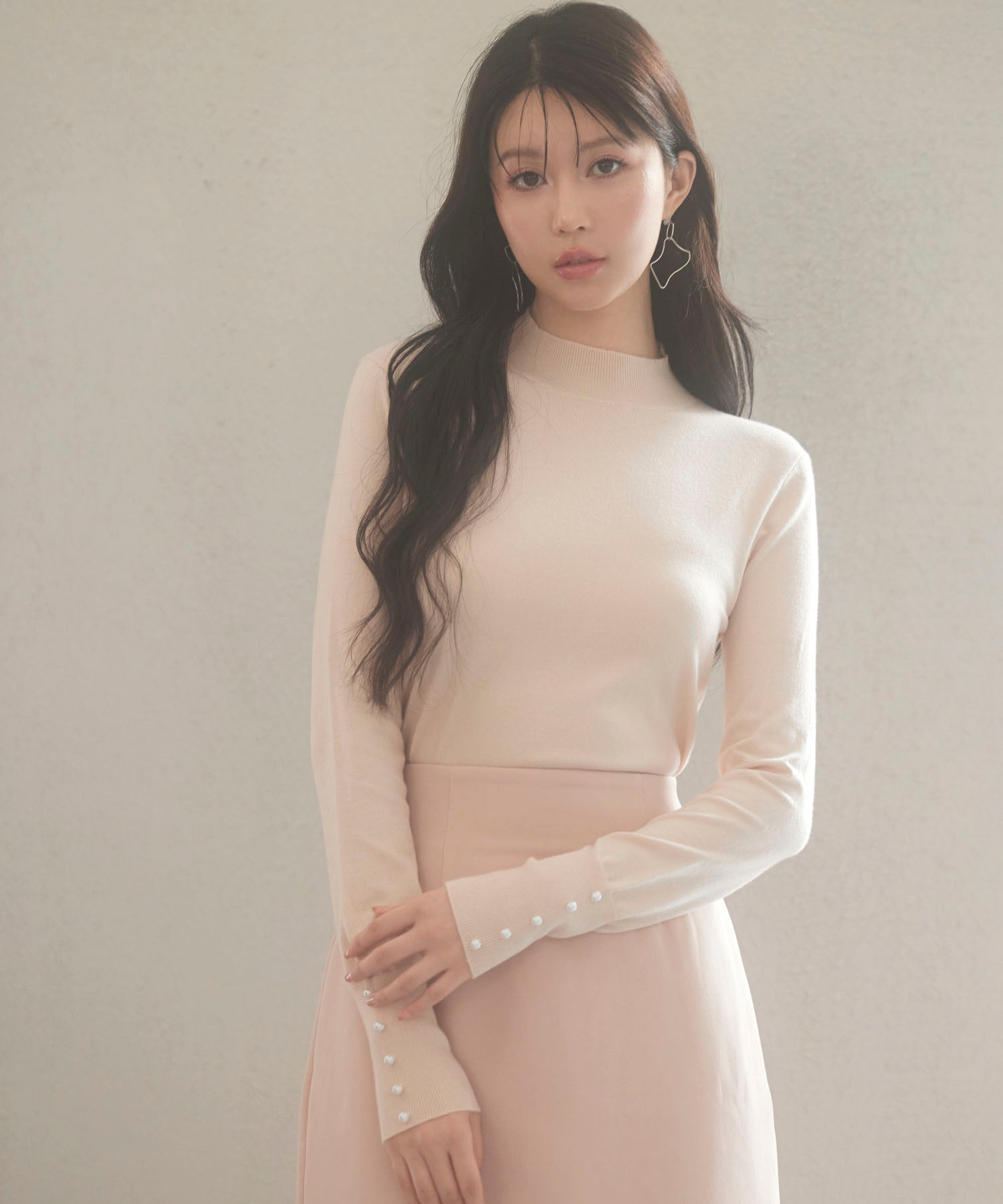 パールボタン付きプチハイネックニットプルオーバーxyf2150 ベージュ