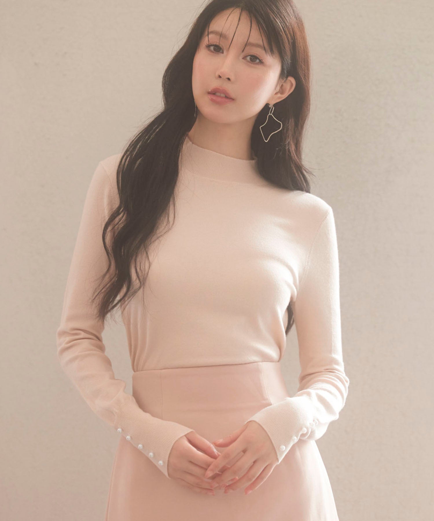 パールボタン付きプチハイネックニットプルオーバーxyf2150 ベージュ