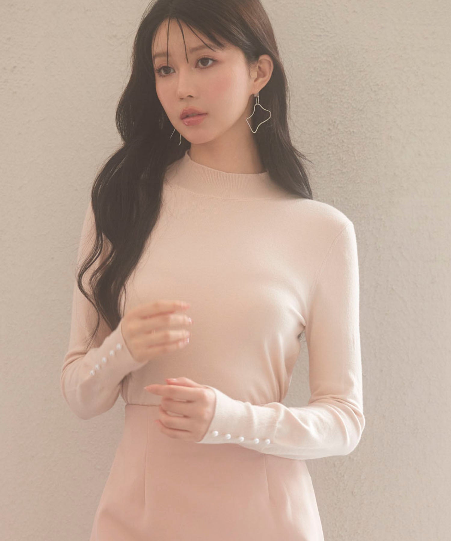 パールボタン付きプチハイネックニットプルオーバーxyf2150 ベージュ