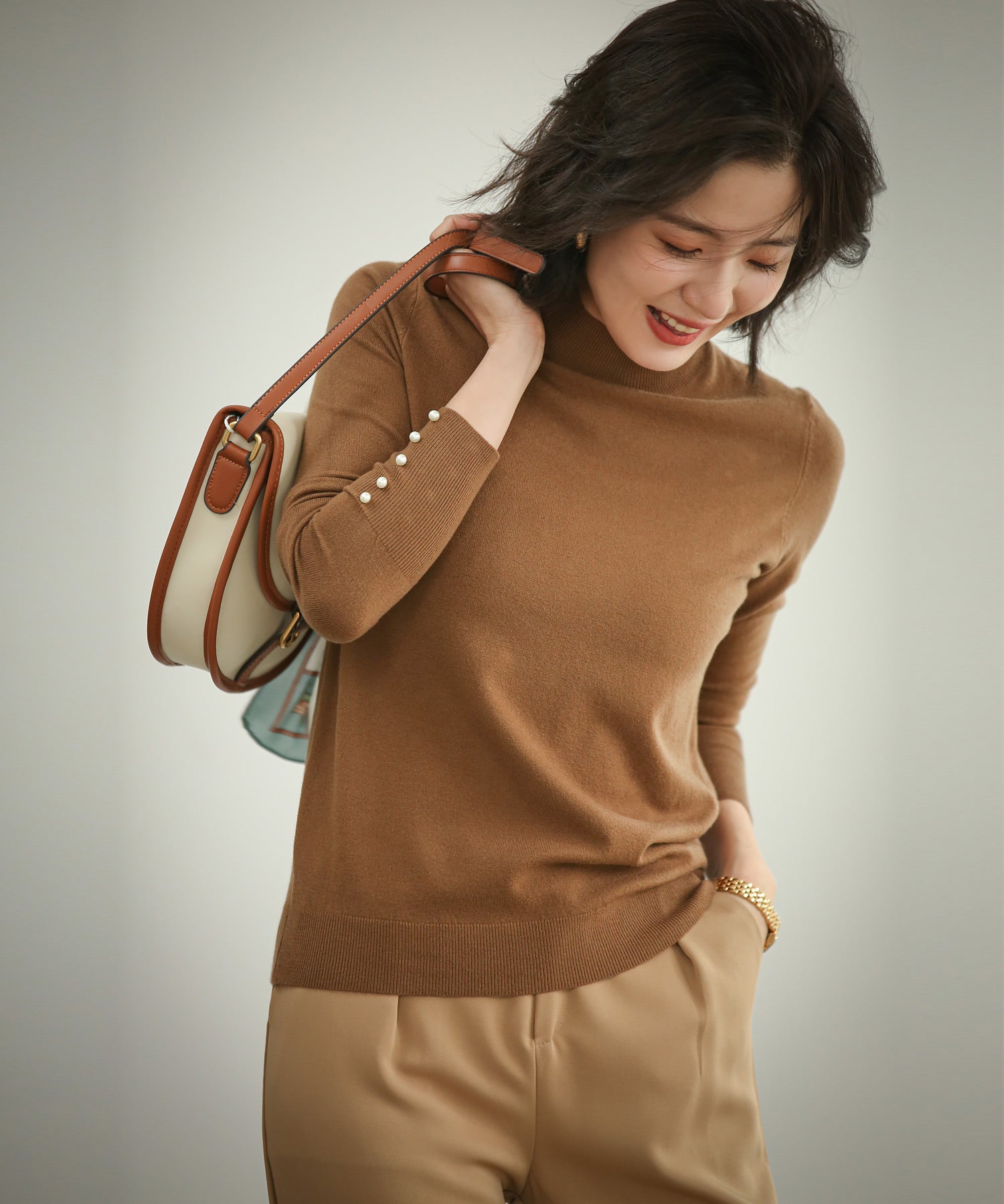 パールボタン付きプチハイネックニットプルオーバーxyf2150-103-17