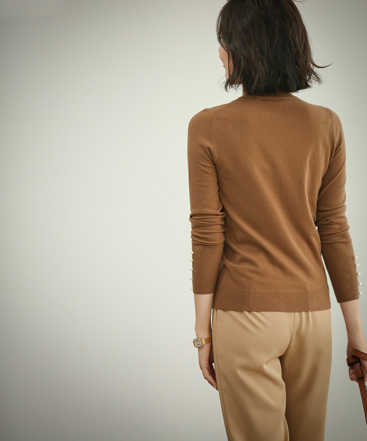 パールボタン付きプチハイネックニットプルオーバーxyf2150 ブラウン