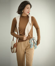 パールボタン付きプチハイネックニットプルオーバーxyf2150 ブラウン