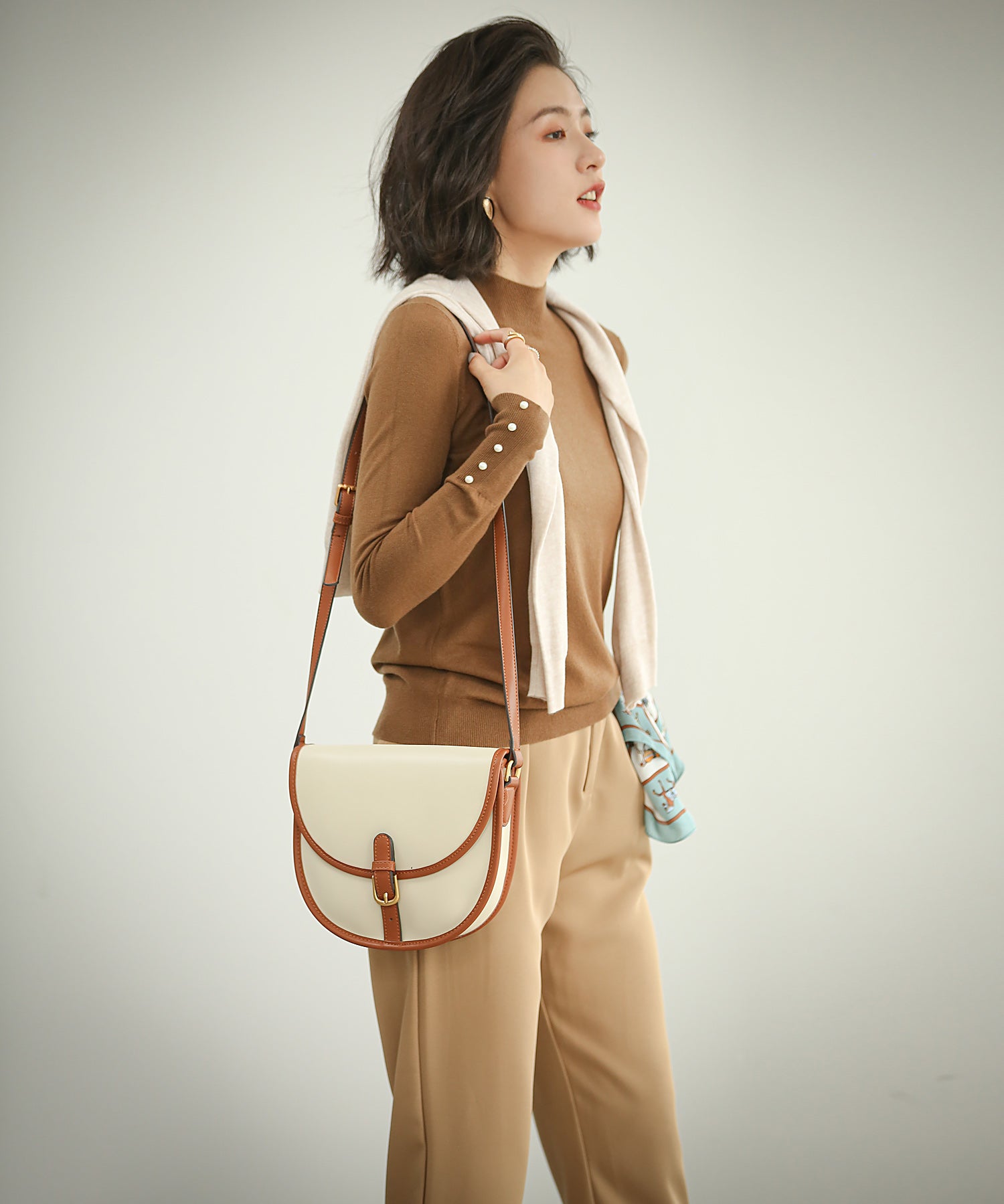 パールボタン付きプチハイネックニットプルオーバーxyf2150 ブラウン