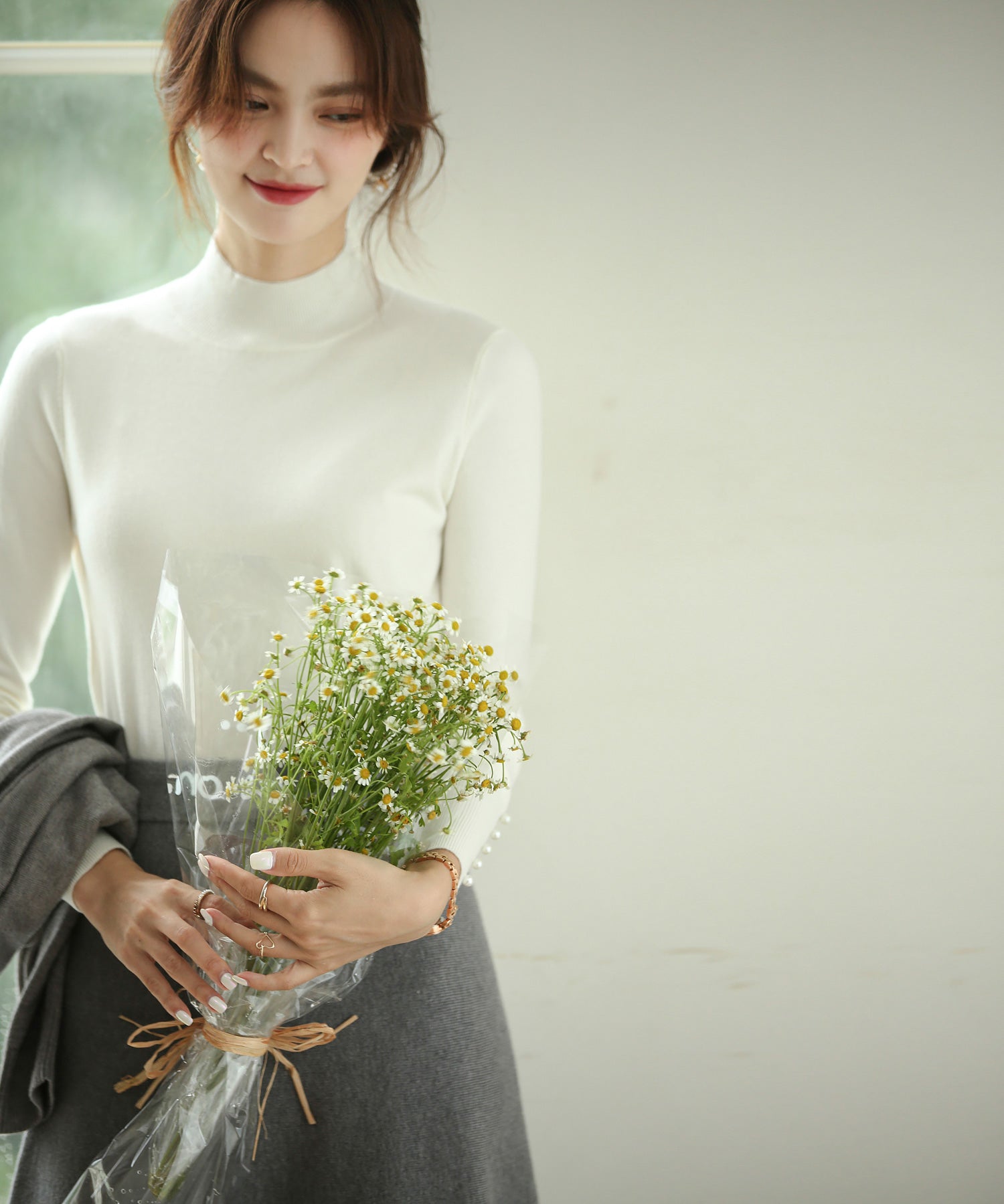 パールボタン付きプチハイネックニットプルオーバーxyf2150 ホワイト