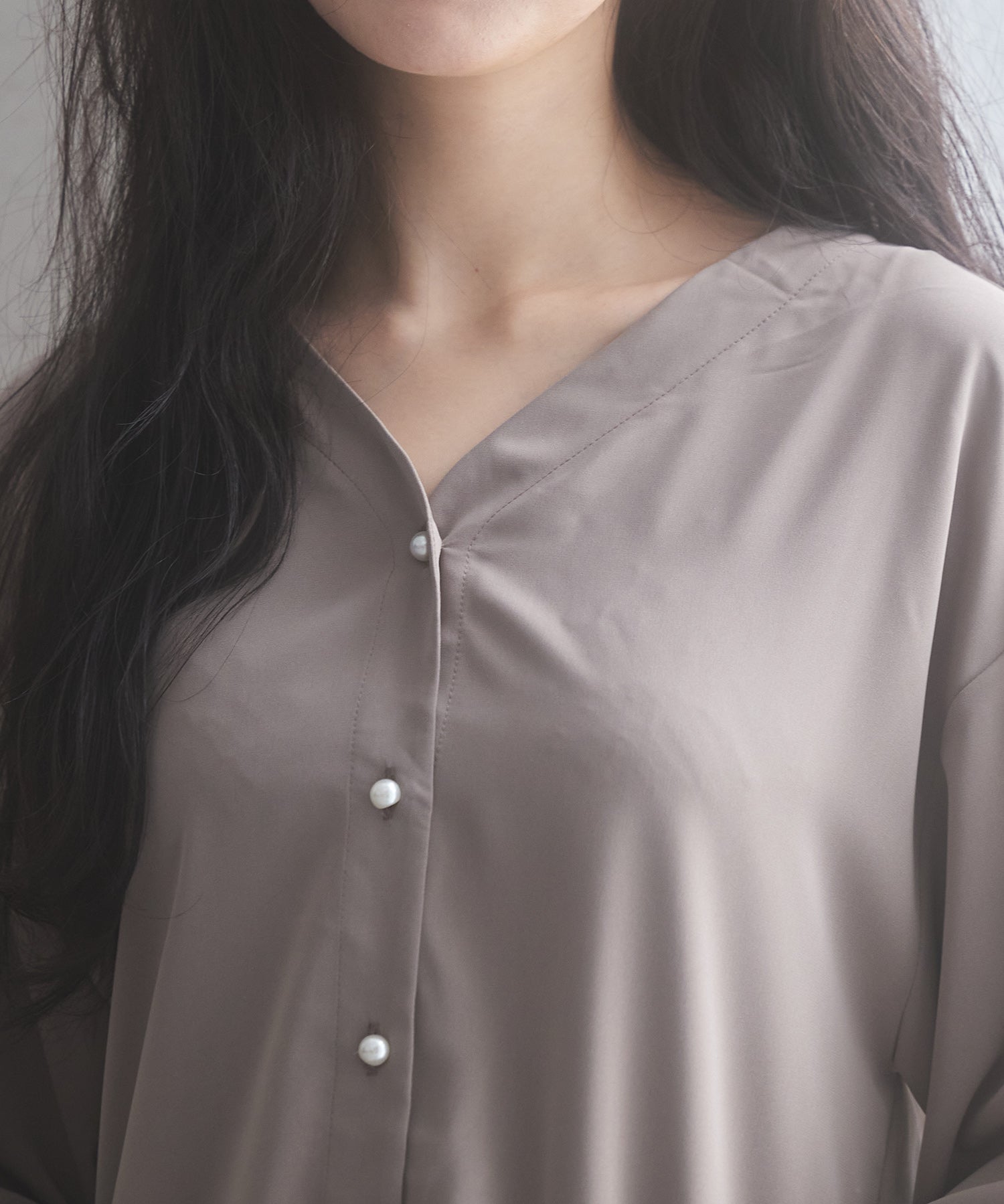 バックVネックシフォンブラウスxyz2413 モカ