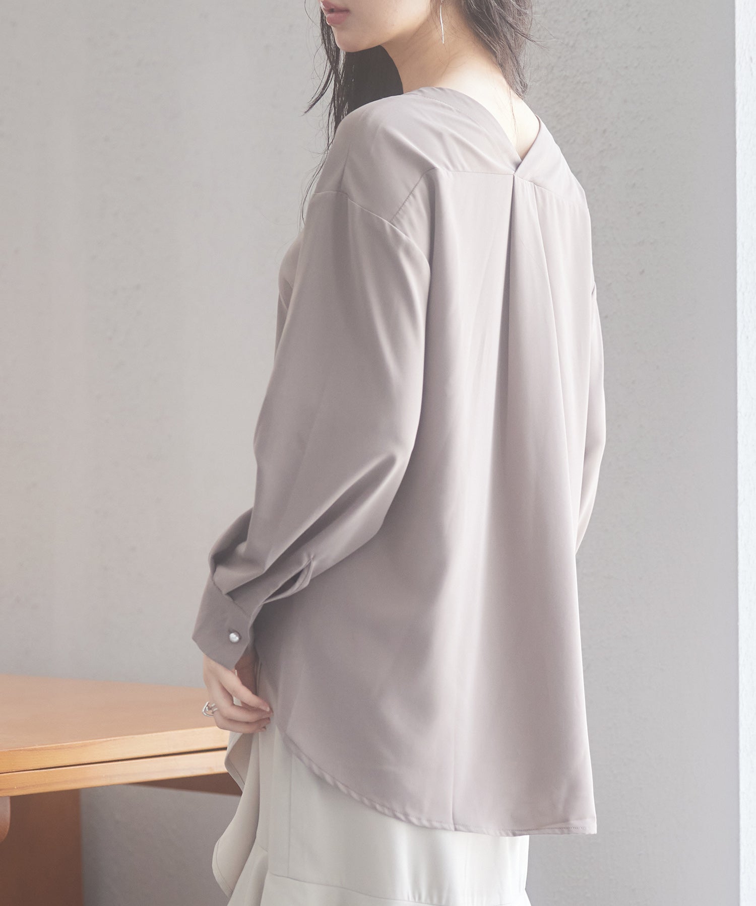 バックVネックシフォンブラウスxyz2413 モカ