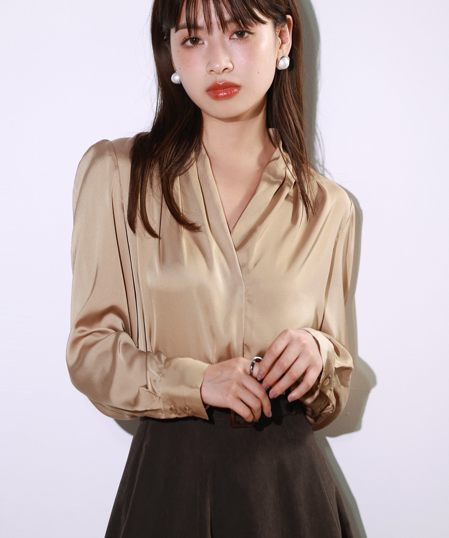 サテン素材ショルダータックブラウスsdp0040 ダークベージュ