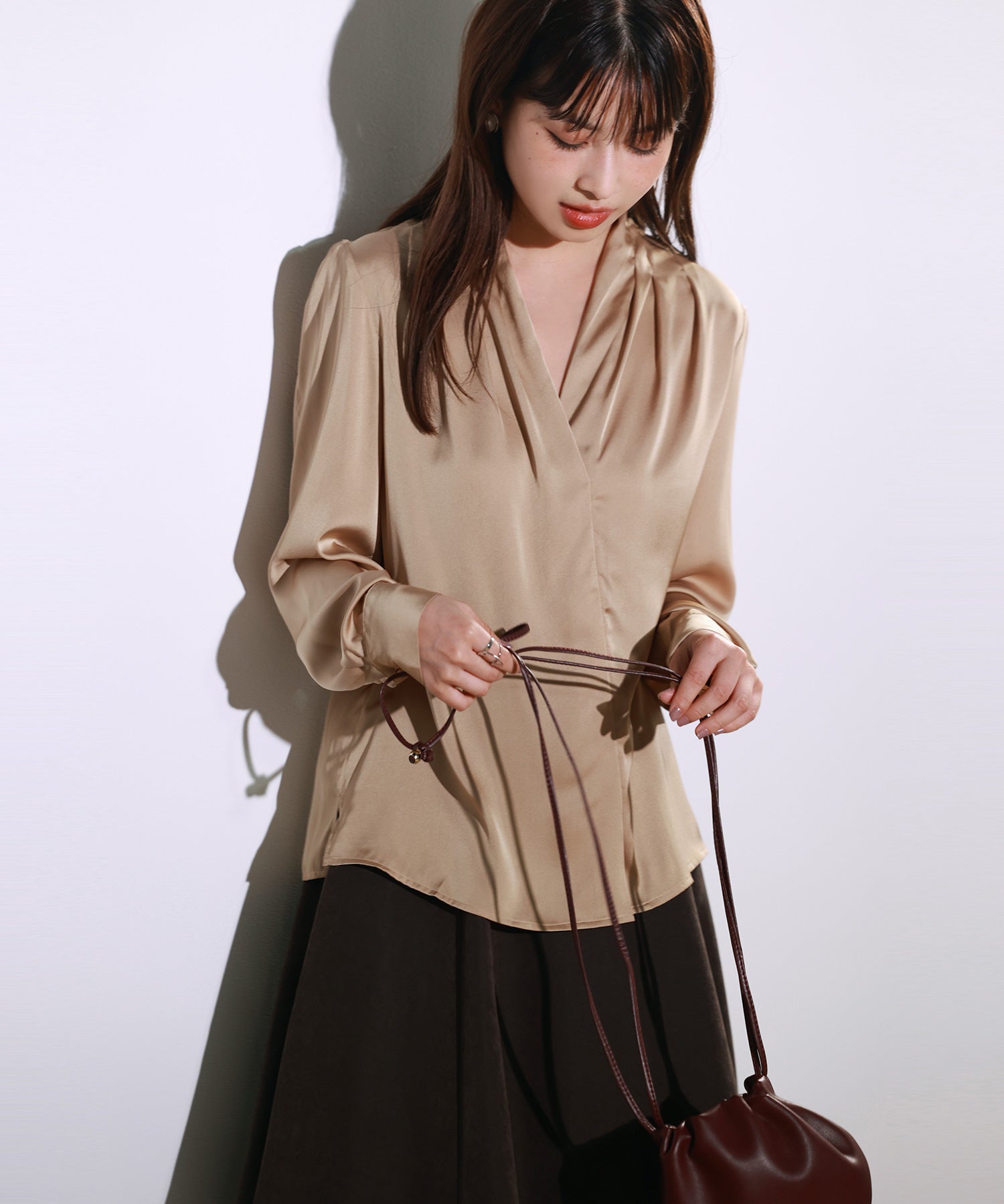 サテン素材ショルダータックブラウスsdp0040 ダークベージュ