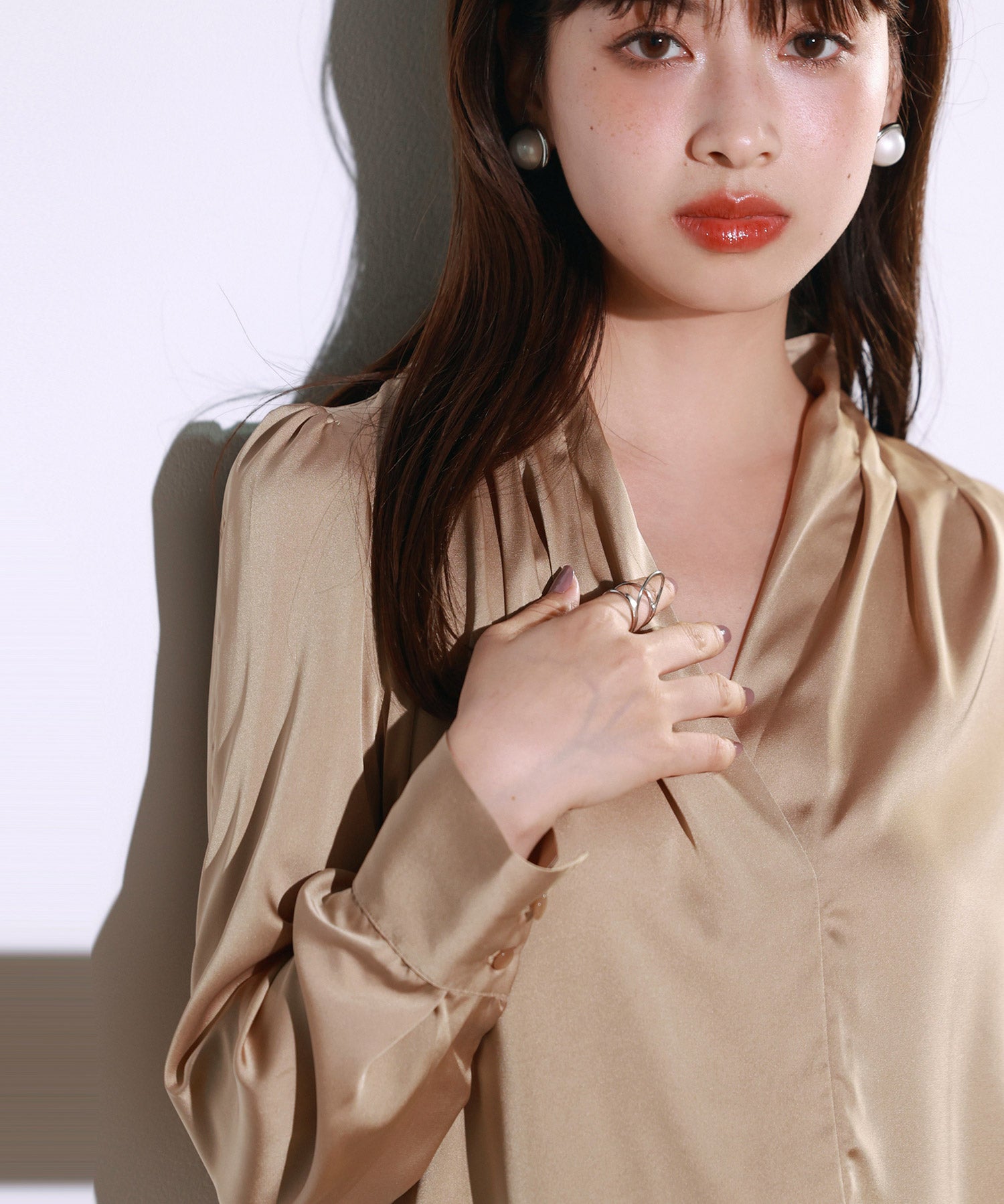 サテン素材ショルダータックブラウスsdp0040 ダークベージュ