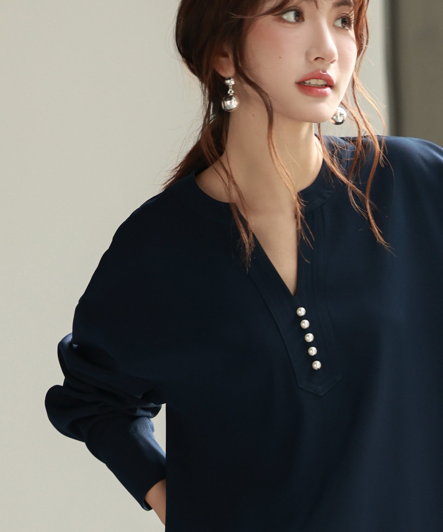 パール付きキーネックブラウスsdp0046 ネイビー