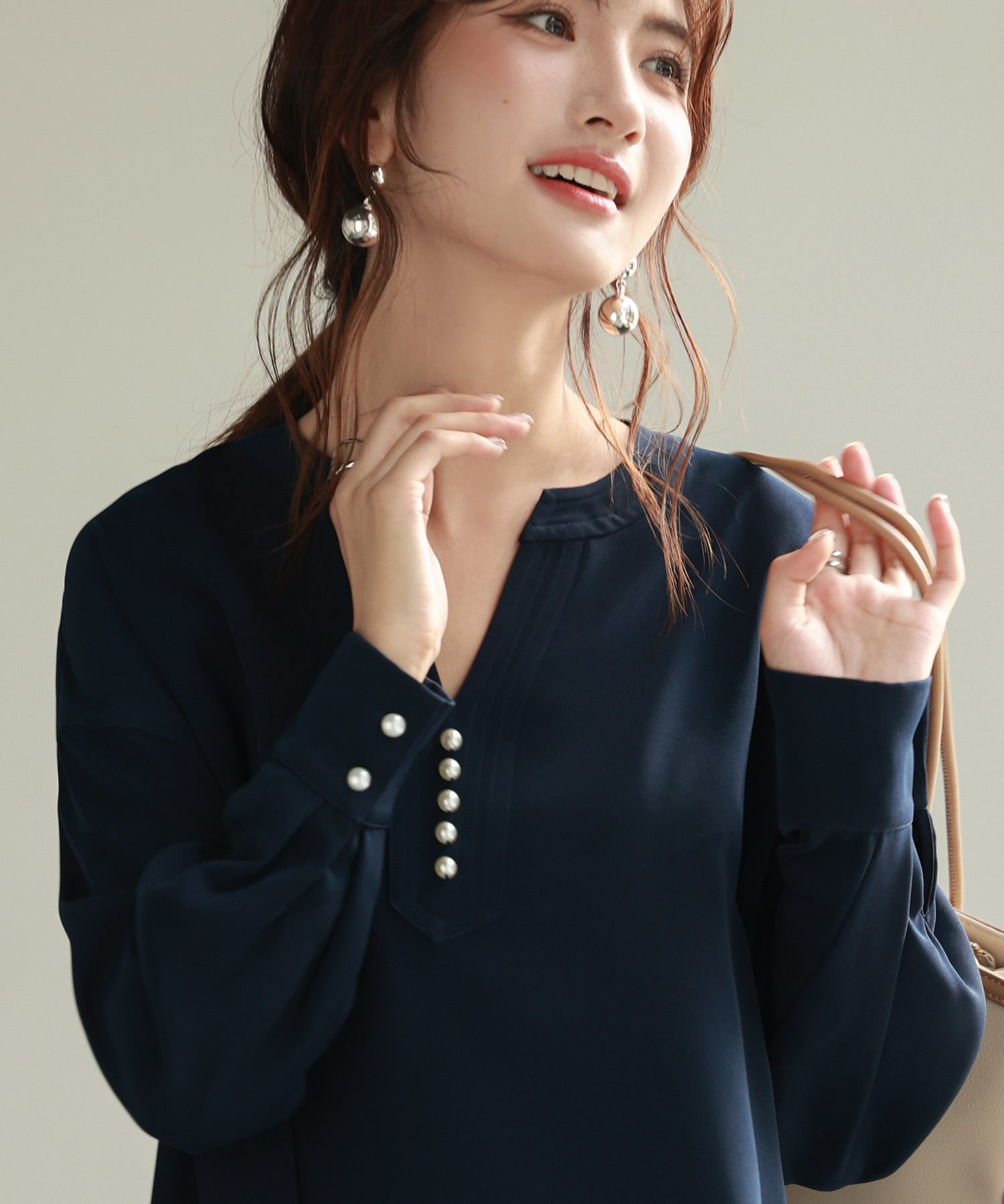 パール付きキーネックブラウスsdp0046 ネイビー
