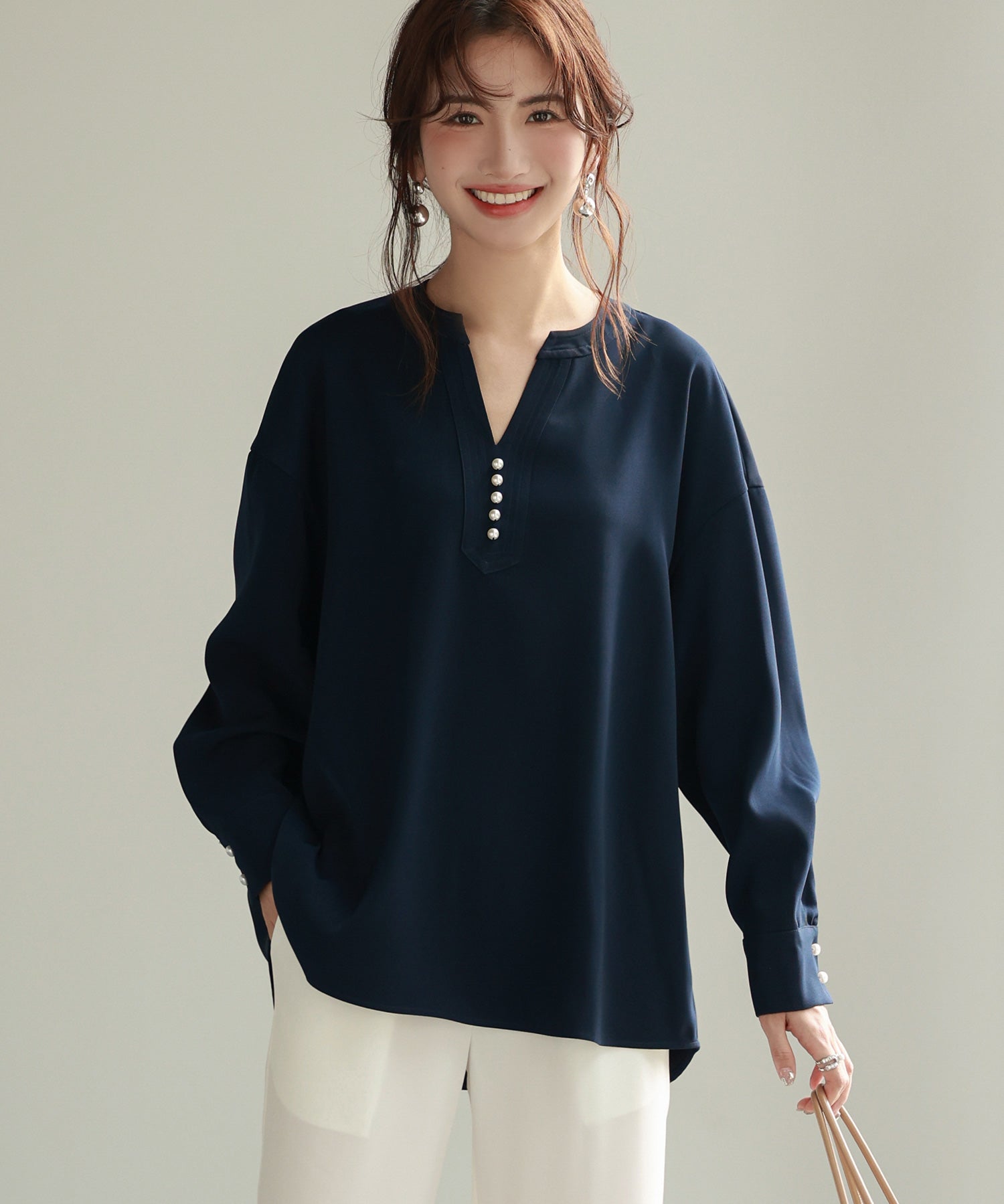 パール付きキーネックブラウスsdp0046 ネイビー