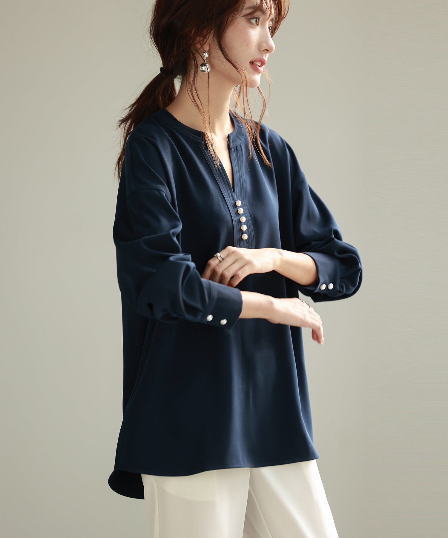 パール付きキーネックブラウスsdp0046 ネイビー