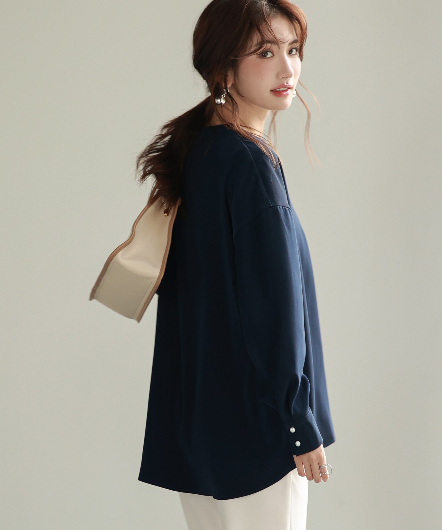 パール付きキーネックブラウスsdp0046 ネイビー