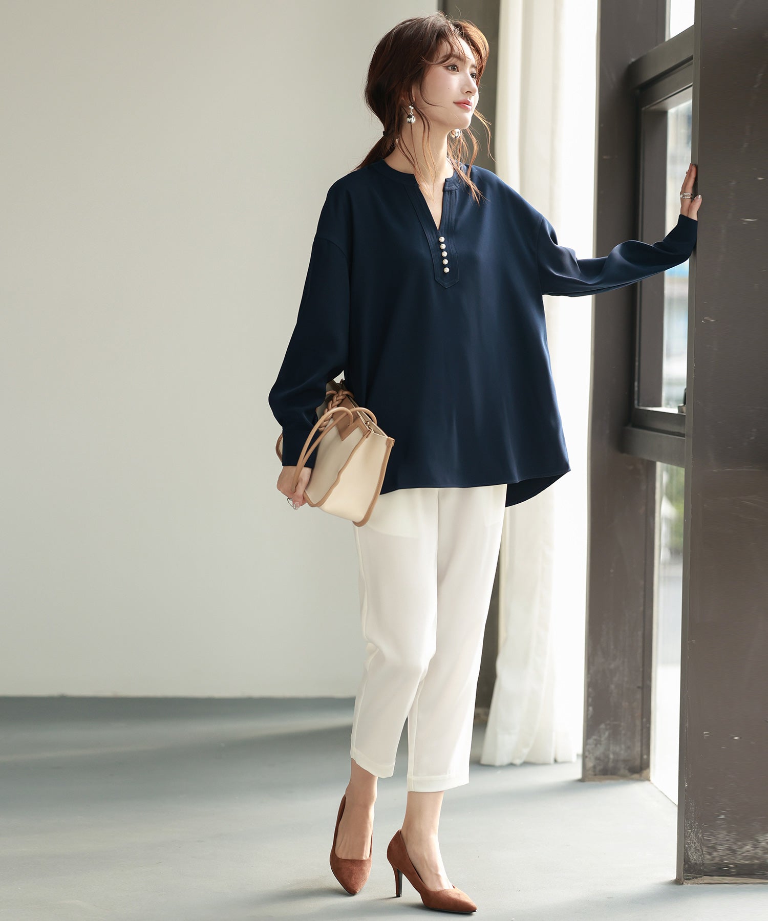 パール付きキーネックブラウスsdp0046 ネイビー