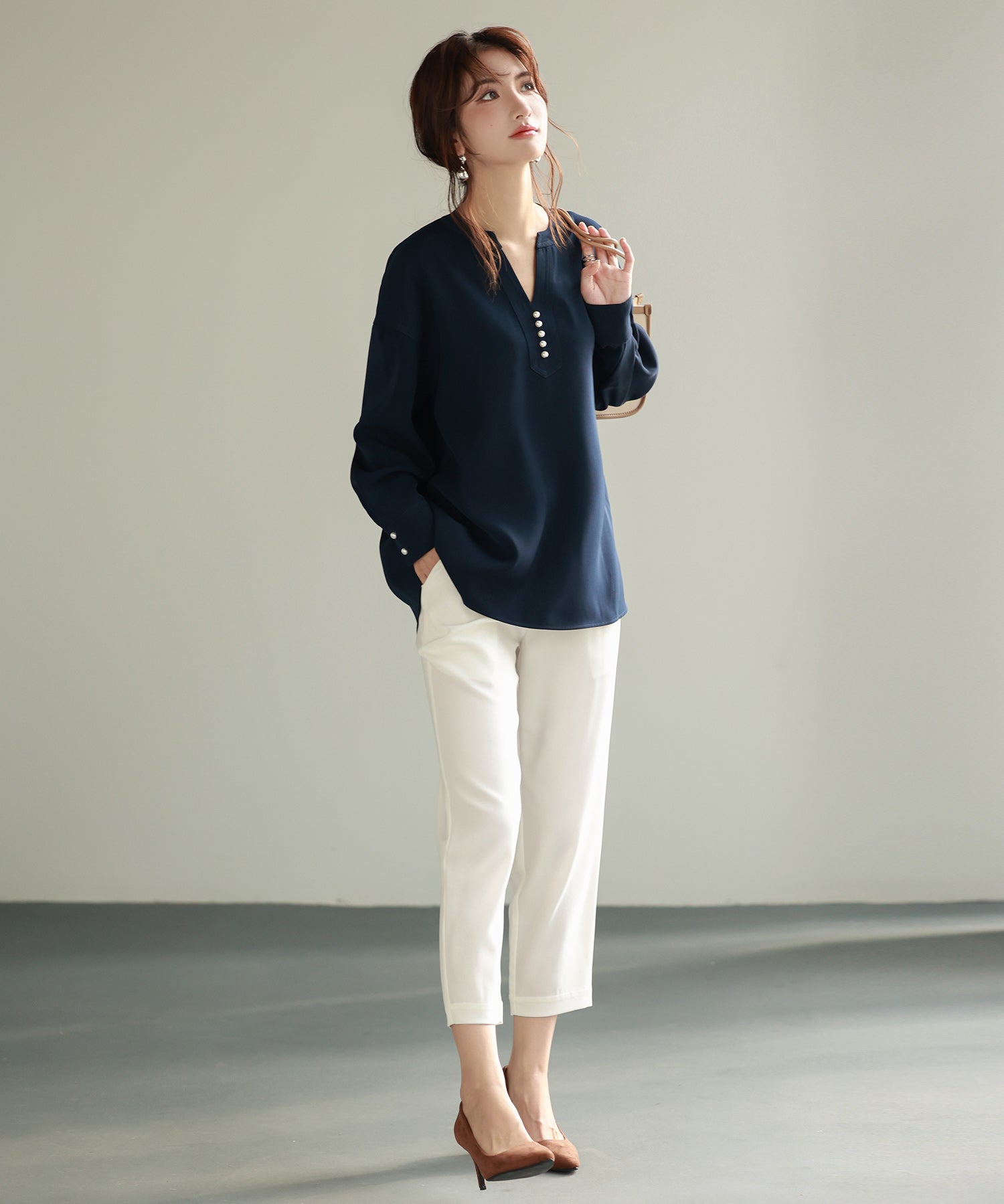 パール付きキーネックブラウスsdp0046 ネイビー