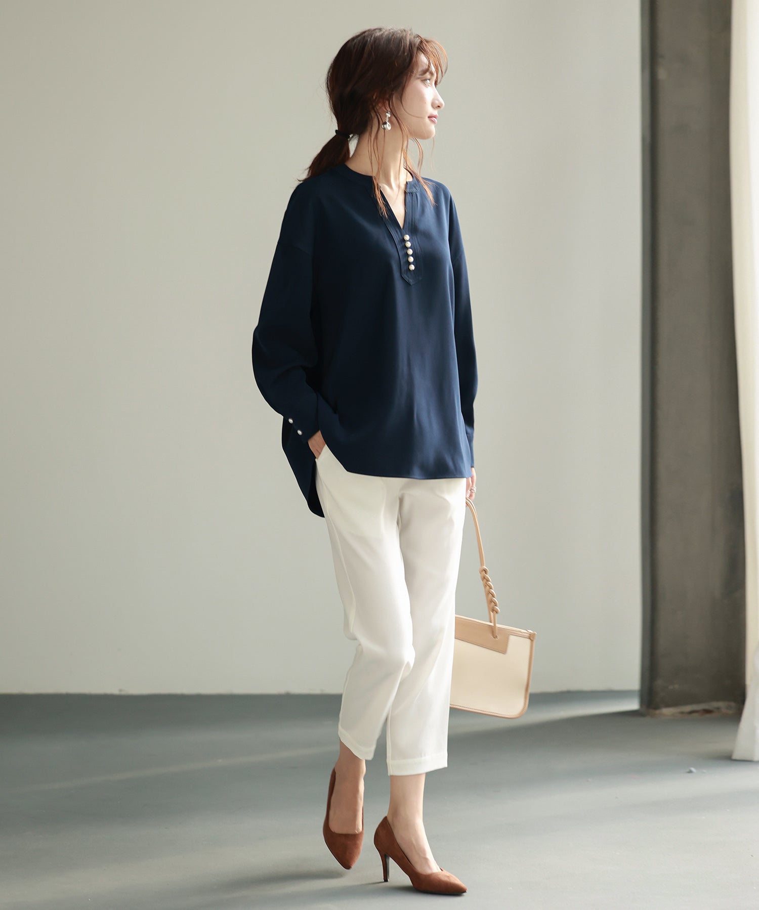 パール付きキーネックブラウスsdp0046 ネイビー