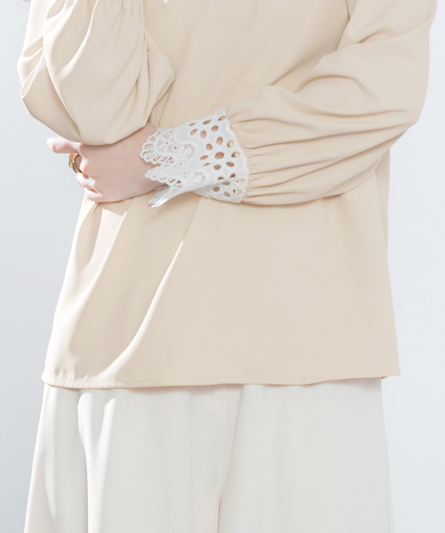 フリルスタンドカラーレース袖口ブラウスsdp0105 ベージュ