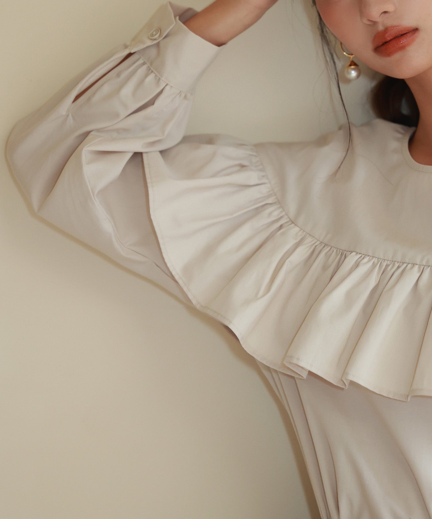 ケープ風フリルクルーネックブラウスsdp0121 ベージュ