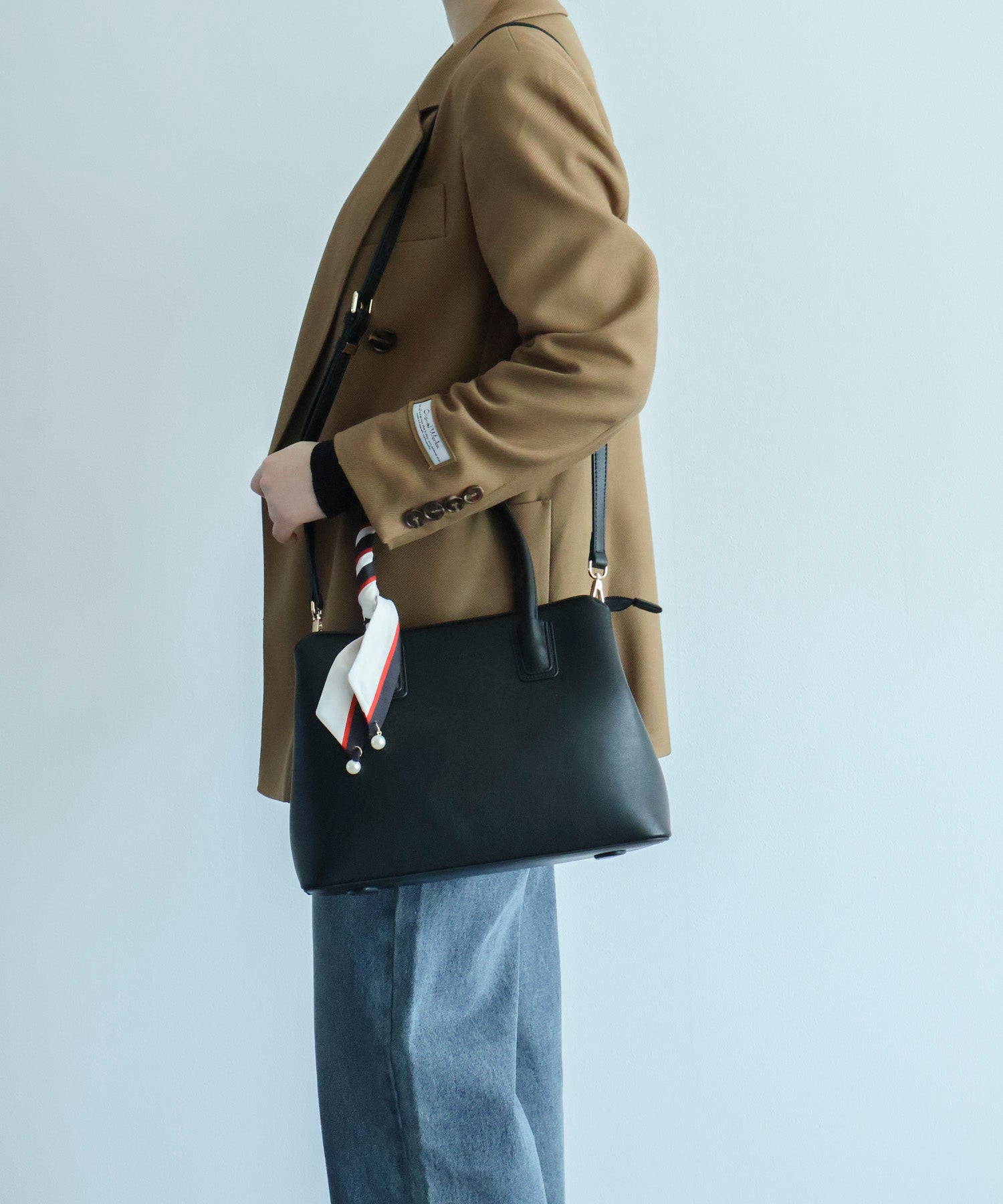 ブラックレザーハンドバッグ スカーフ付き