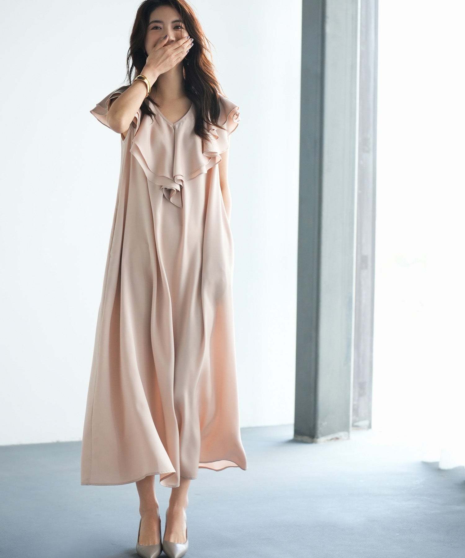 フリルカラーサテンロングワンピースsdp0058 ベージュ – [公式]SAISON