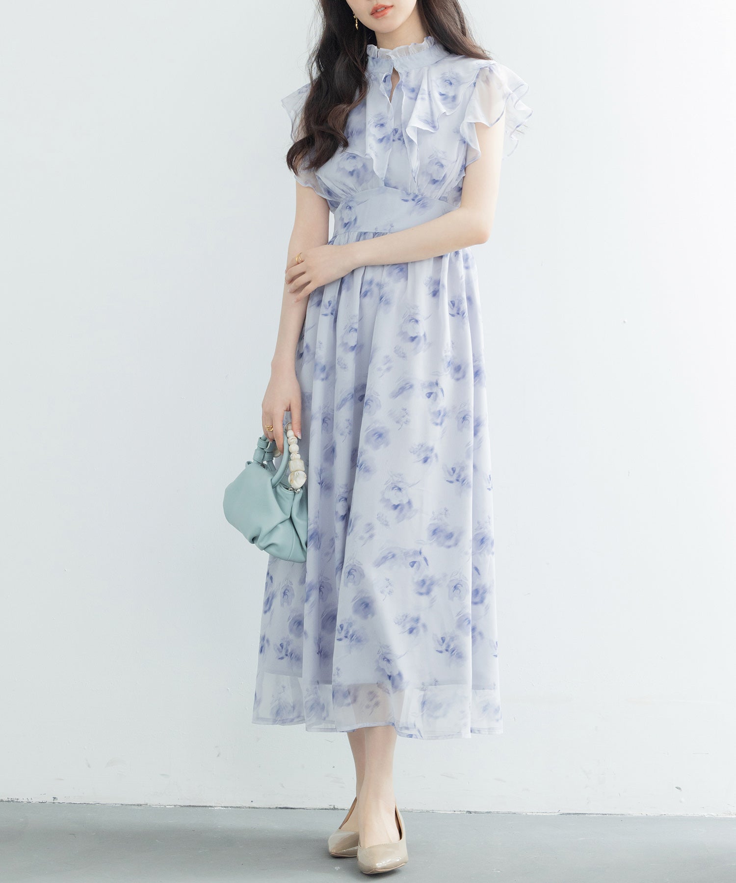 涼しげで華やかさ抜群の花柄シフォン生地ワンピース、シフォン