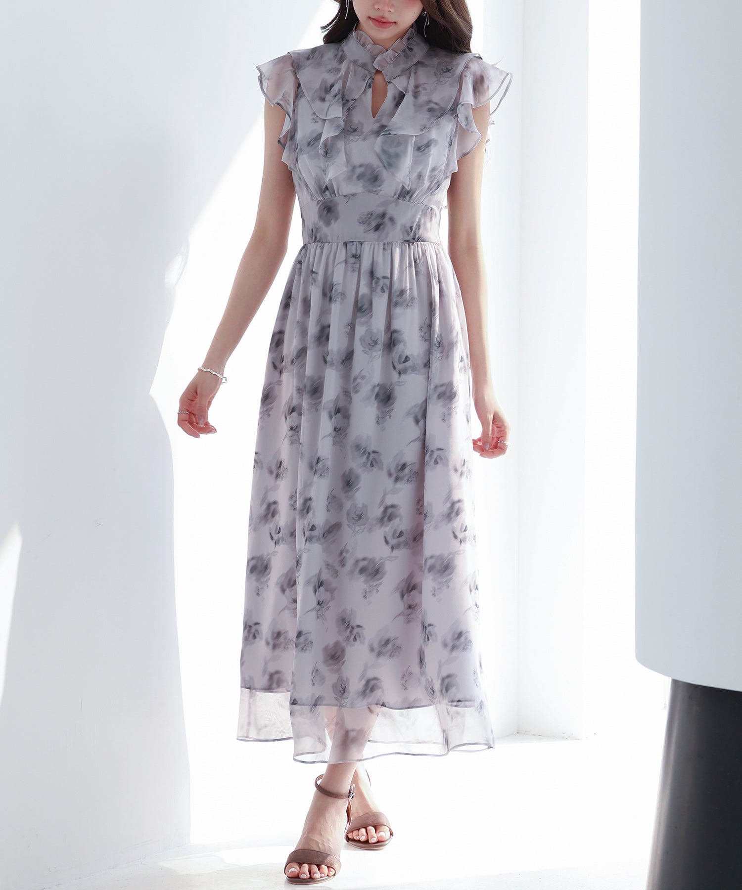 涼しげで華やかさ抜群の花柄シフォン生地ワンピース、シフォン