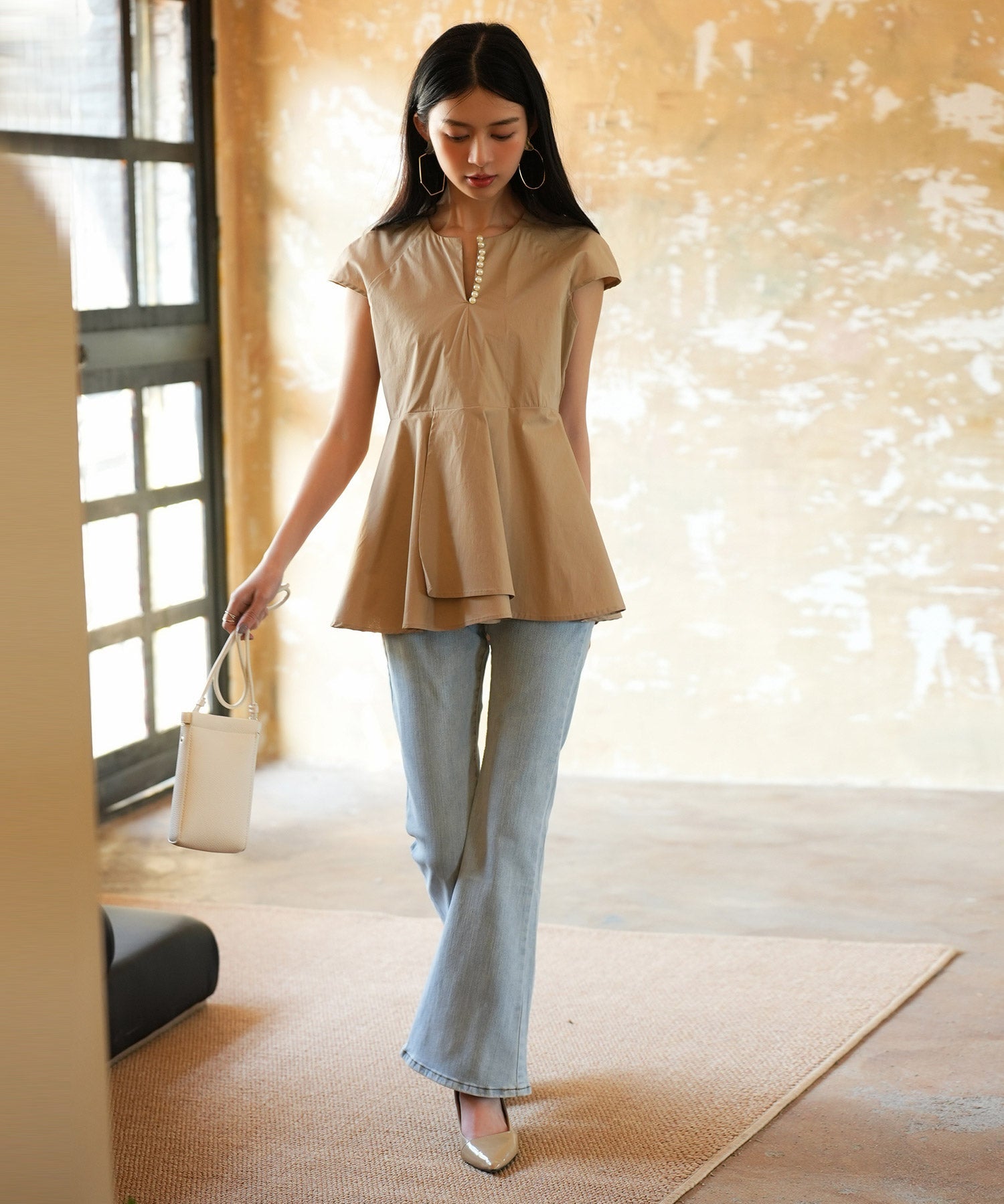 首元のパールが上品な印象を醸し出す大人女子、ペプラムブラウス ｜ オフィスにぴったり、全5色 × 3サイズ