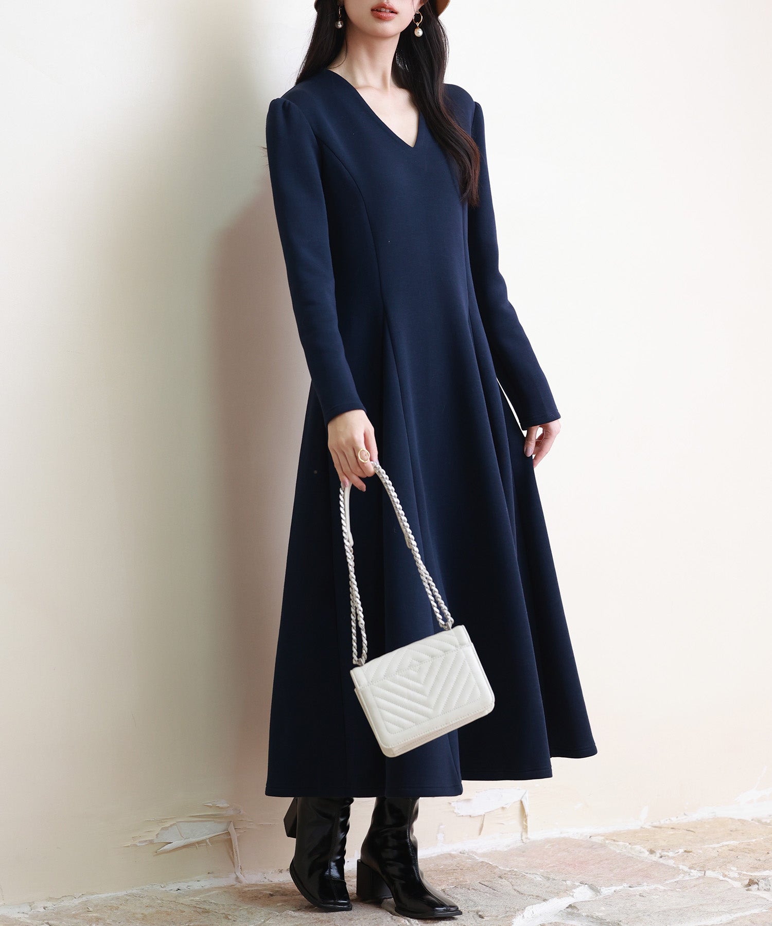 ポンチ素材Vネックゴアードワンピースsdp0177 ネイビー – [公式]SAISON