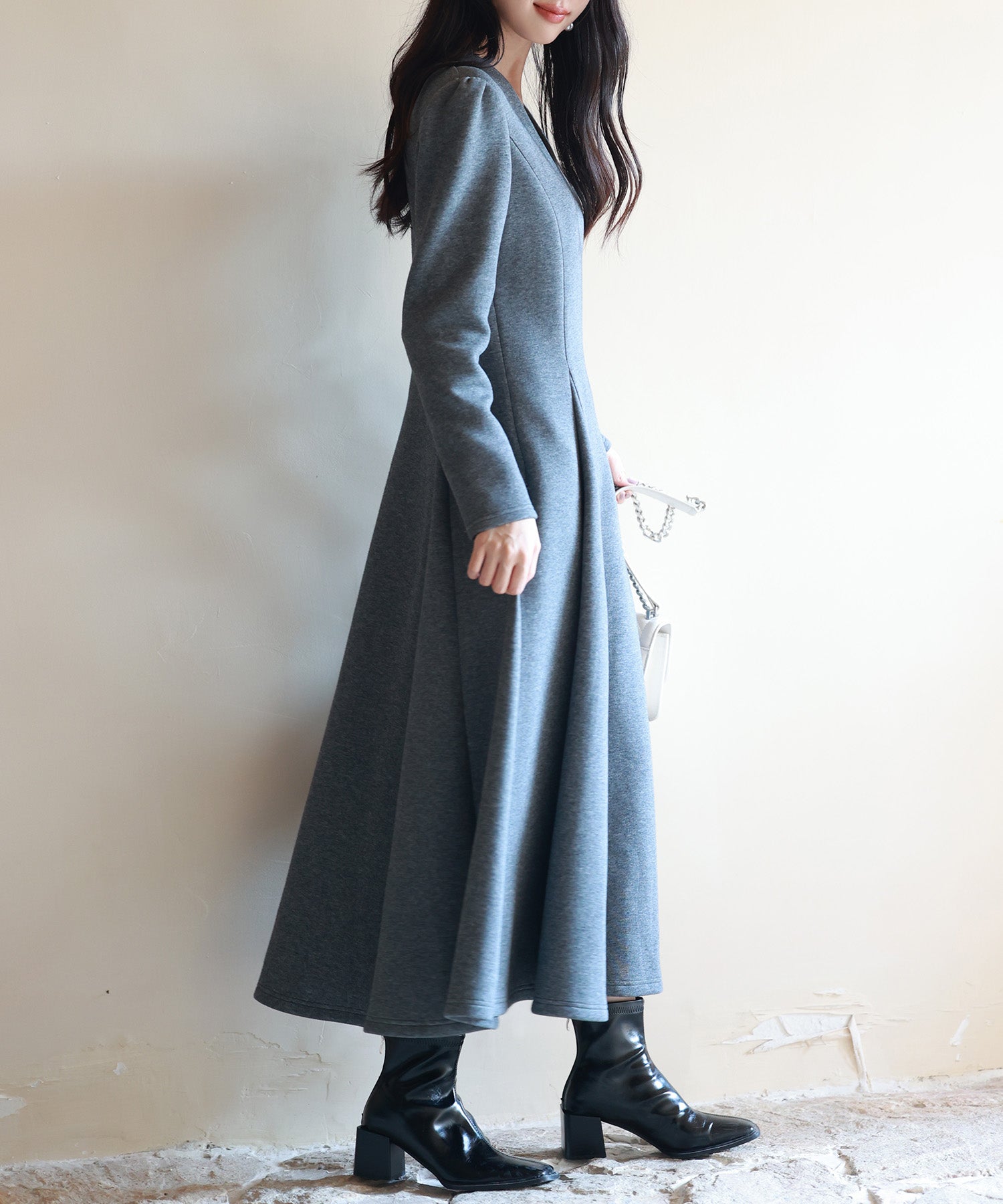 ポンチ素材Vネックゴアードワンピースsdp0177 チャコール – [公式