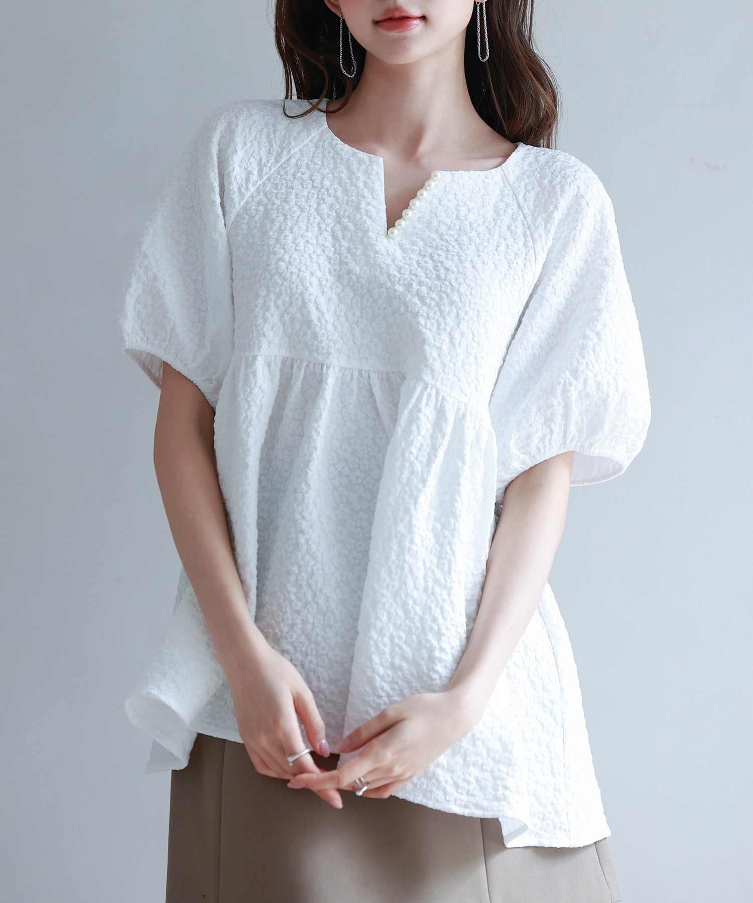 フクレジャガード生地キーネックブラウスsdp0220b ホワイト – [公式