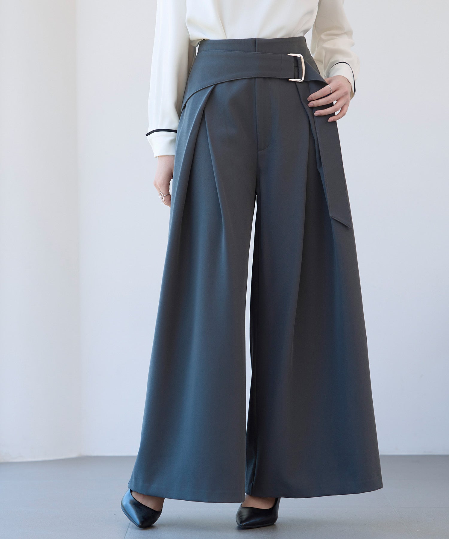 太めの飾りベルトワイドスラックスパンツsdp0322 チャコール – [公式
