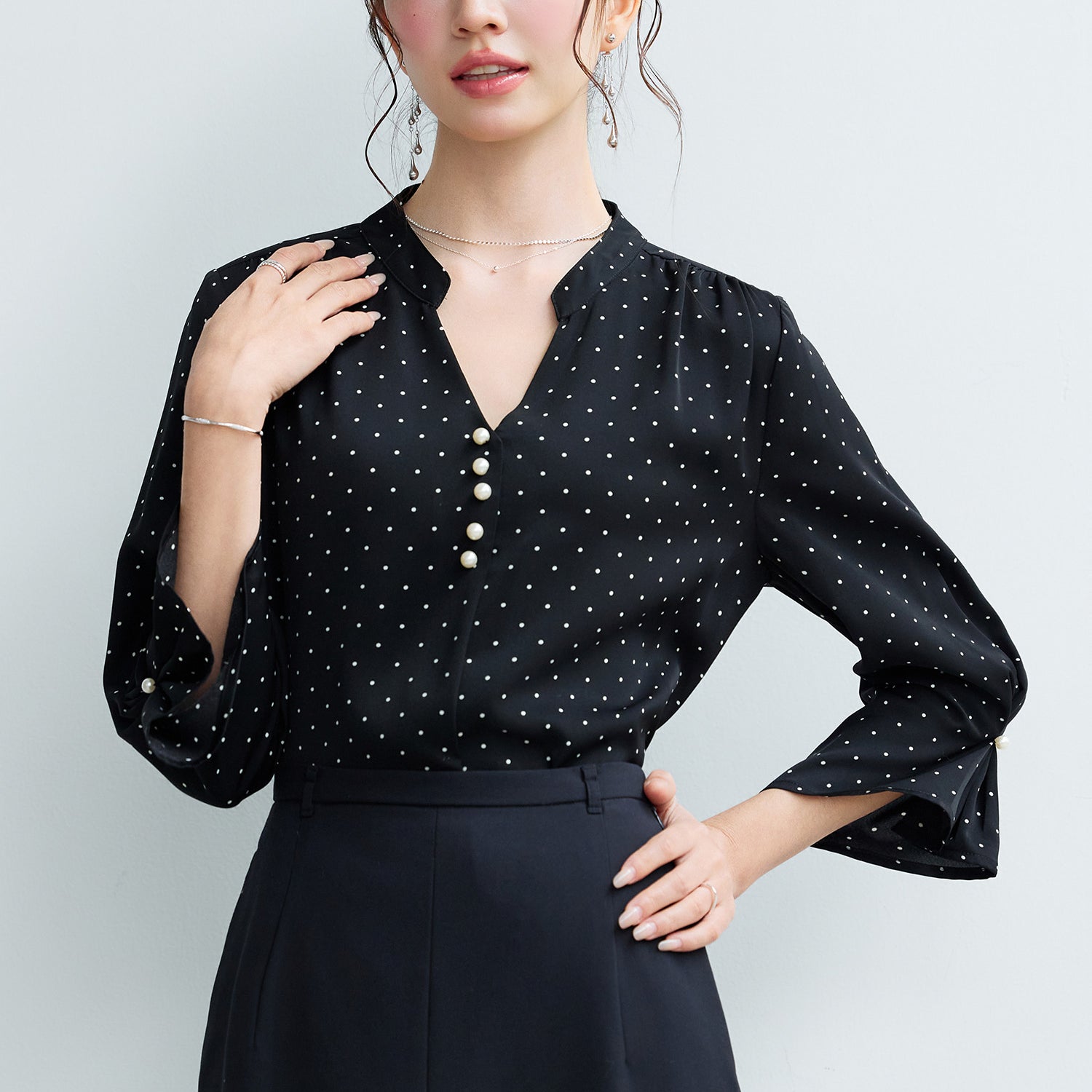 パール付きスキッパーネックドットブラウスsdp0352b-102-8