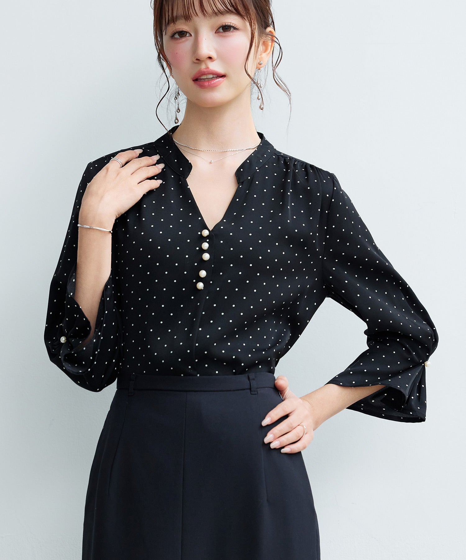 パール付きスキッパーネックドットブラウスsdp0352b-102-8