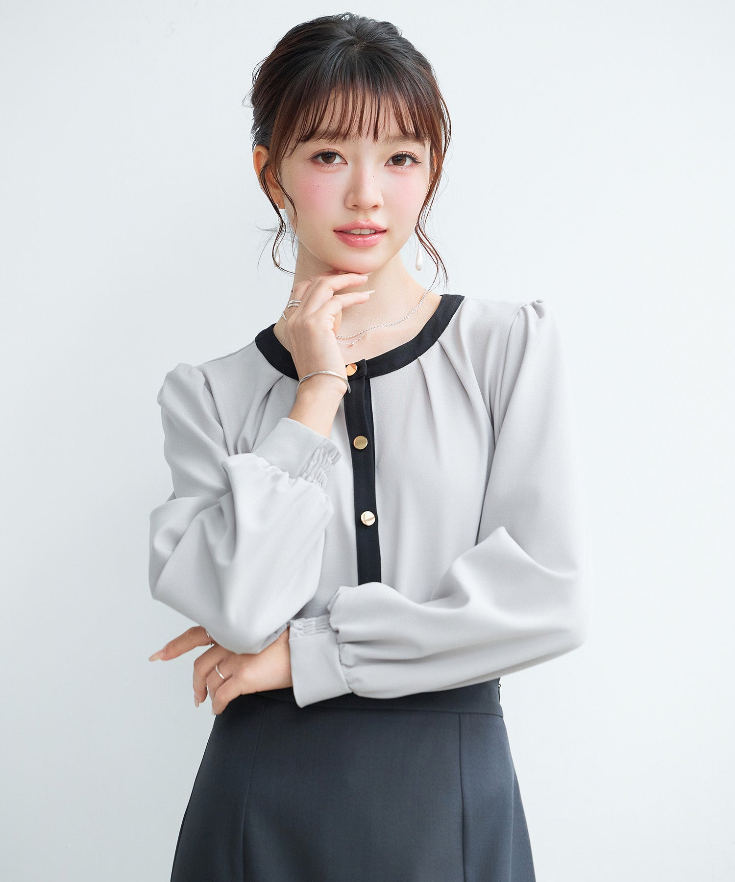 ベーシックに着回せるバイカラーのフロントタックブラウス、タックブラウス ｜ オフィスにぴったり、全3色 × 3サイズ