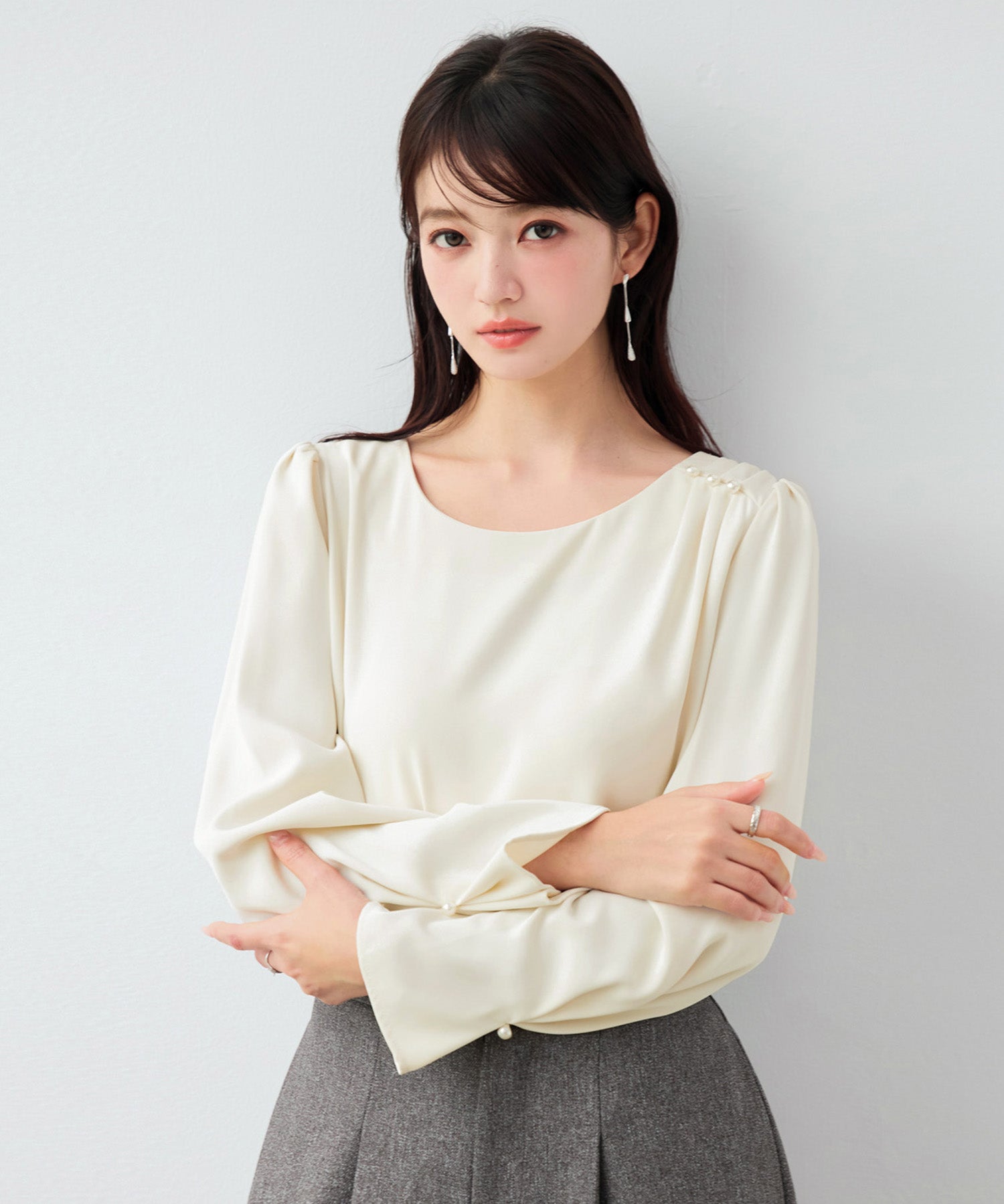 肩元パール付きタックブラウス